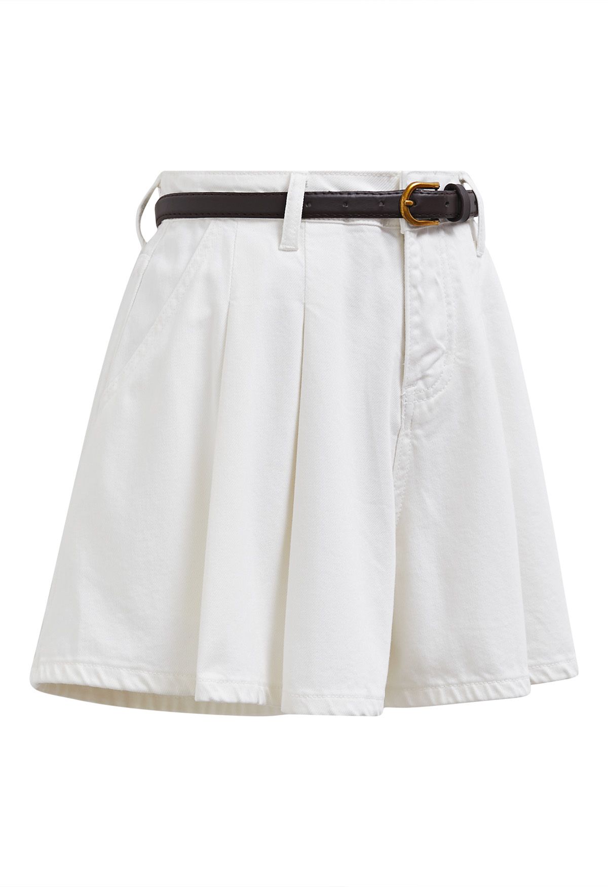 Pantalones cortos de mezclilla con cinturón plisado de Summer Staple en blanco