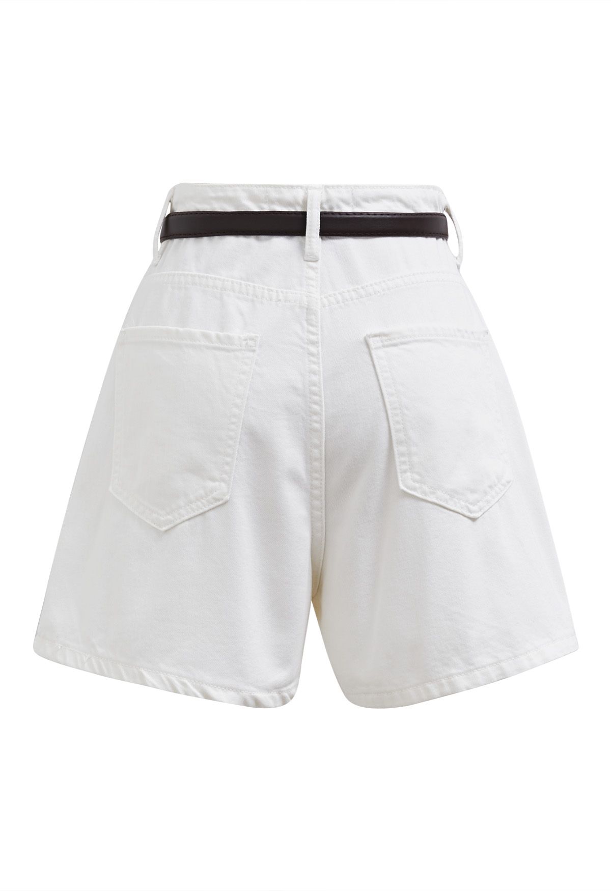 Pantalones cortos de mezclilla con cinturón plisado de Summer Staple en blanco