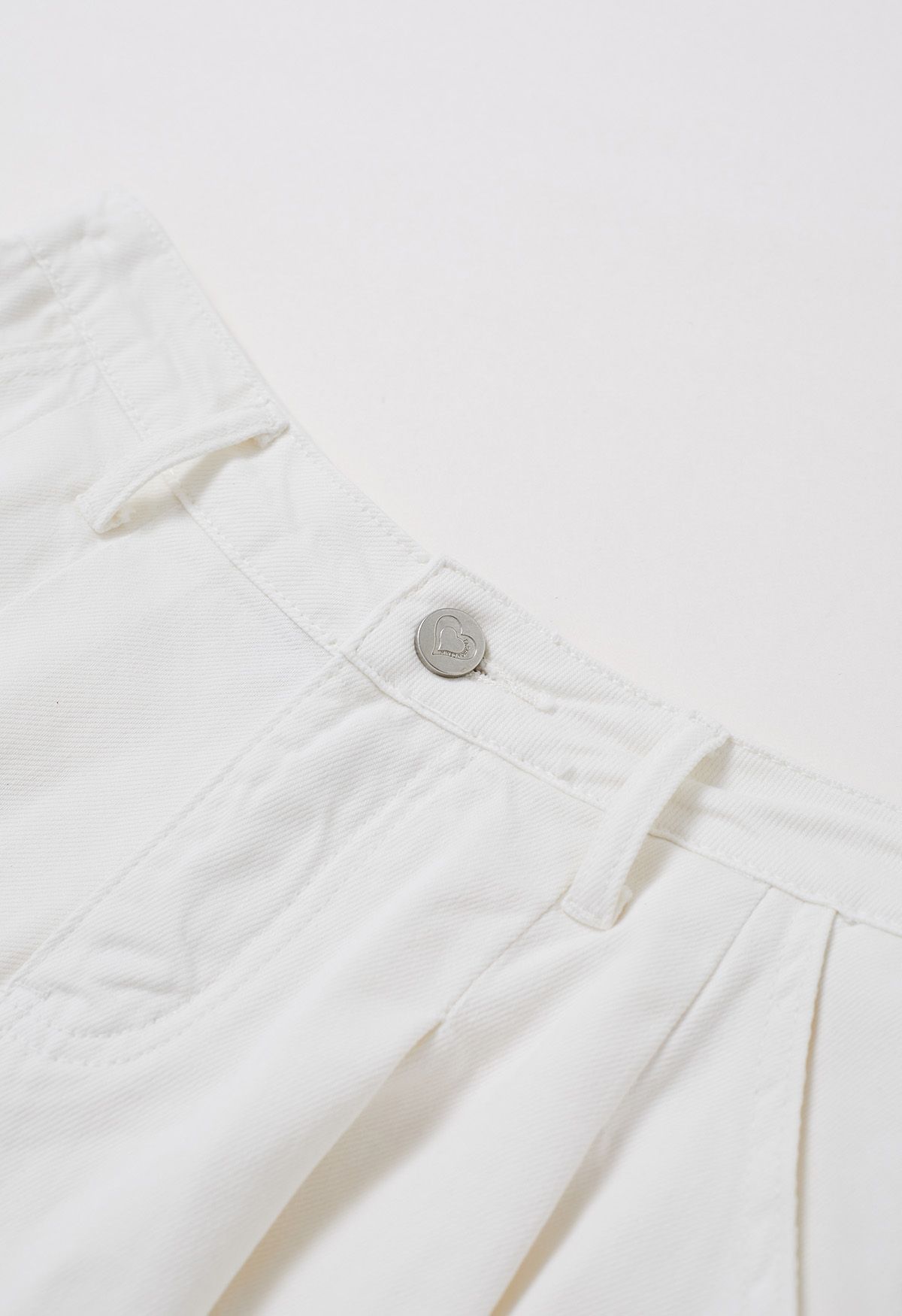 Pantalones cortos de mezclilla con cinturón plisado de Summer Staple en blanco