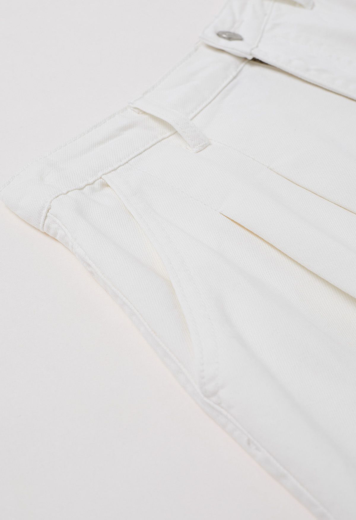 Pantalones cortos de mezclilla con cinturón plisado de Summer Staple en blanco