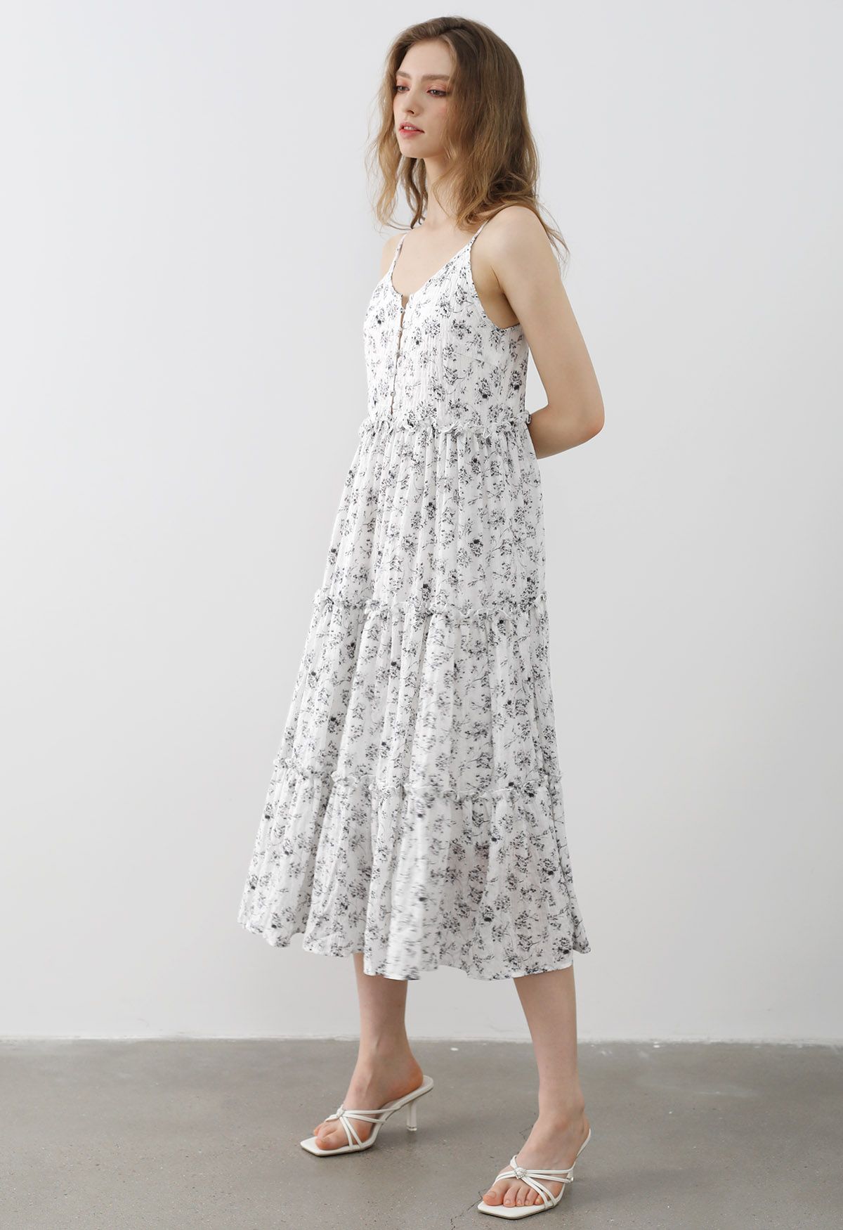 Vestido midi camisero con ribete de volantes y botones en la parte delantera floral en blanco