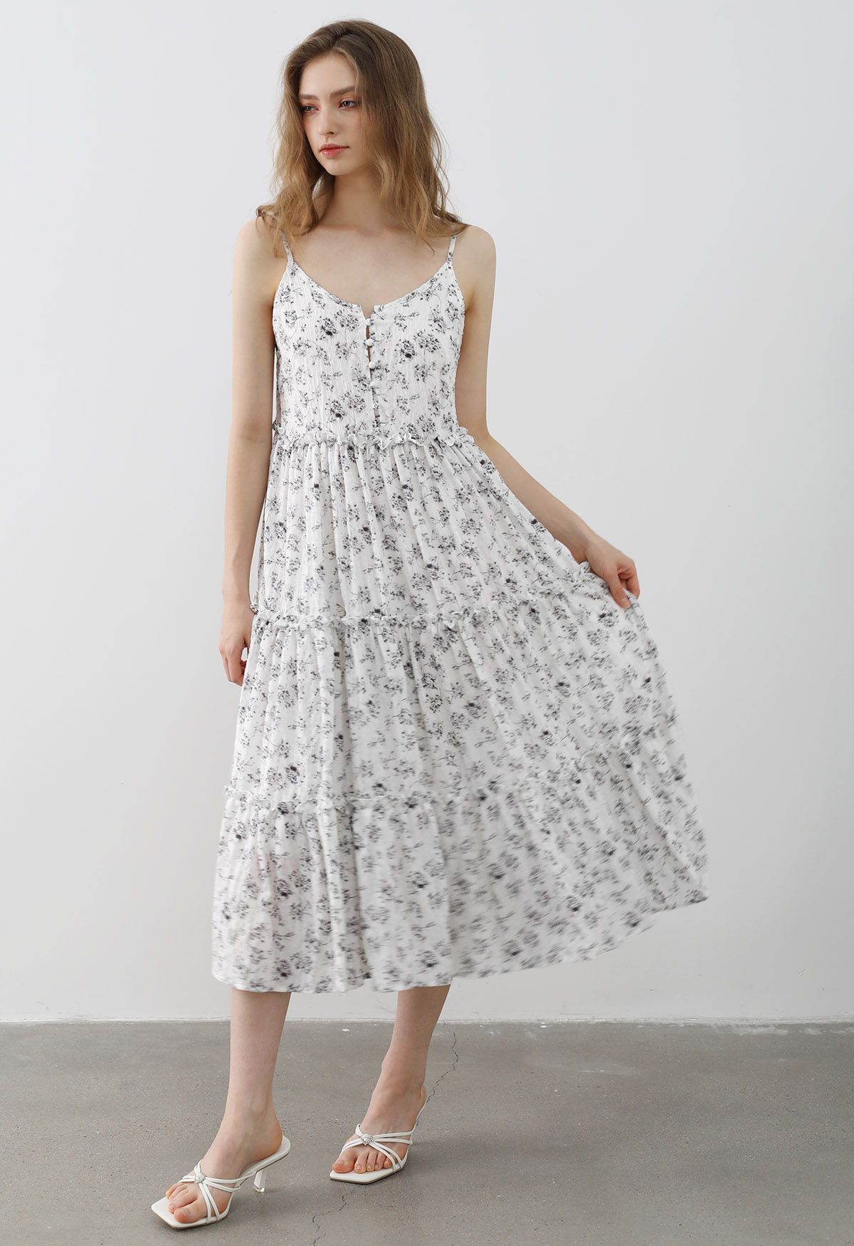 Vestido midi camisero con ribete de volantes y botones en la parte delantera floral en blanco