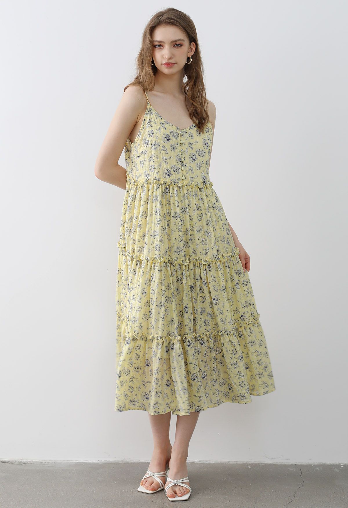 Vestido midi camisola con ribete de volantes y botones en la parte delantera floral en amarillo claro