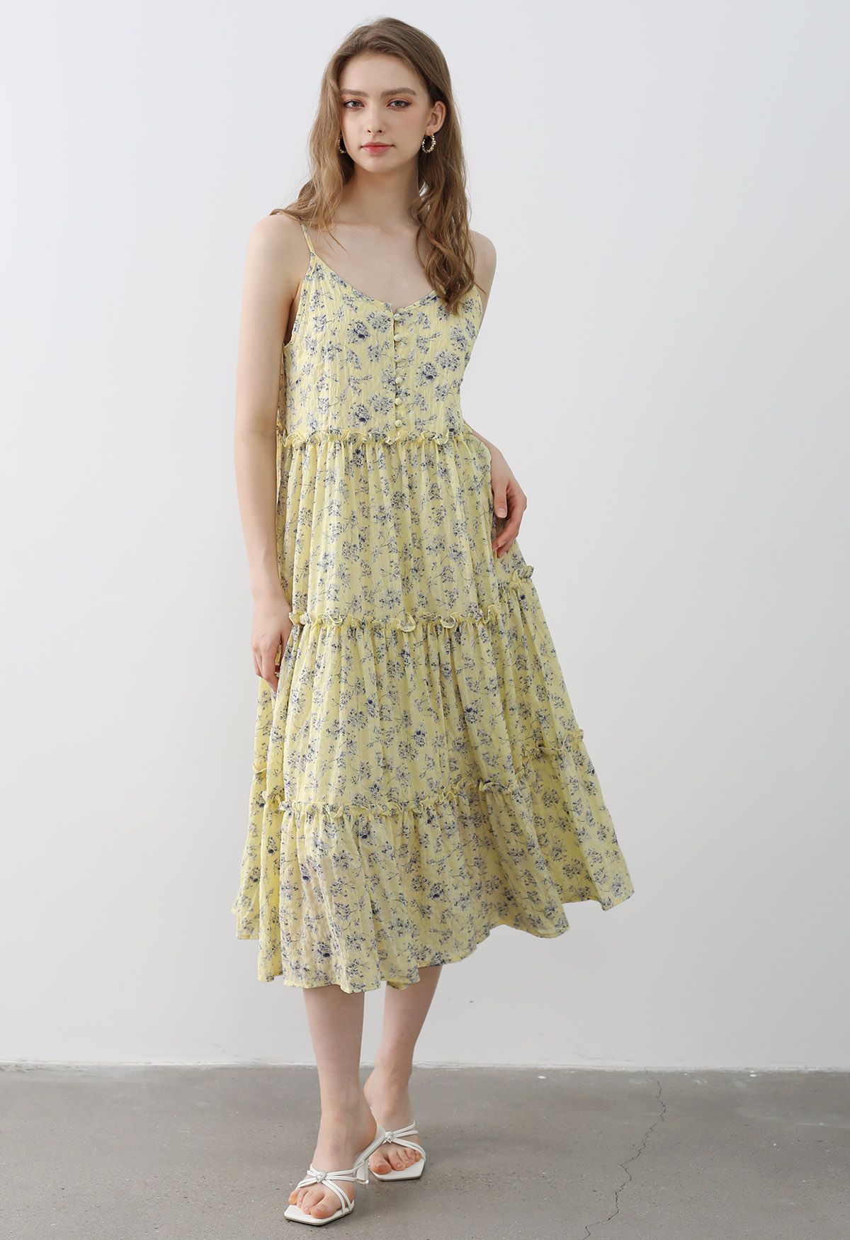 Vestido midi camisola con ribete de volantes y botones en la parte delantera floral en amarillo claro