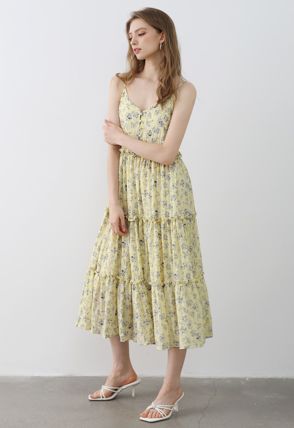 Vestido midi camisola con ribete de volantes y botones en la parte delantera floral en amarillo claro