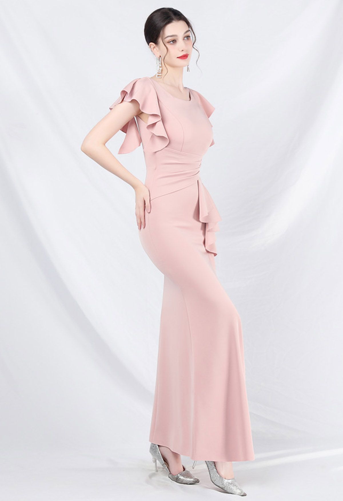 Vestido de sirena con abertura y ribete de volantes en rosa de Glamorous