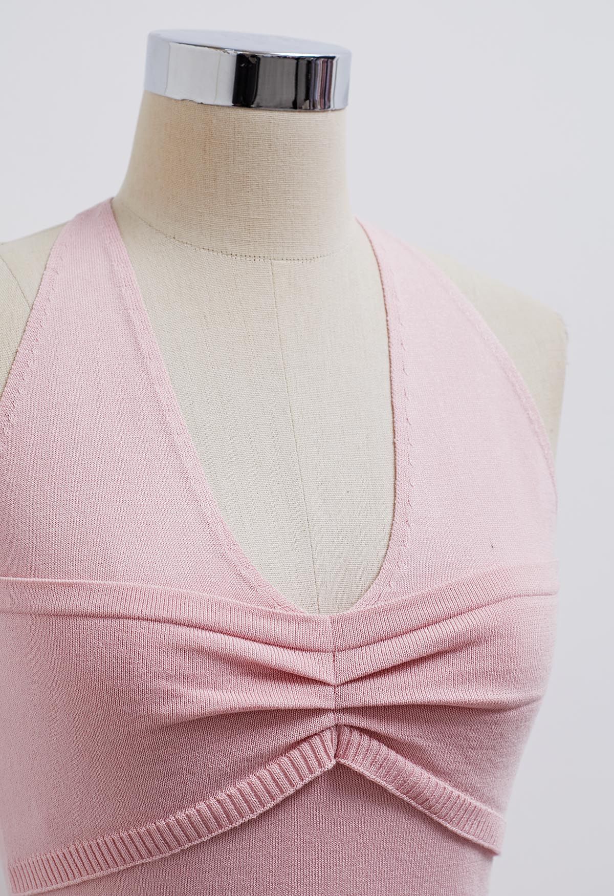 Top de punto con escote halter y detalle de pinzas en rosa