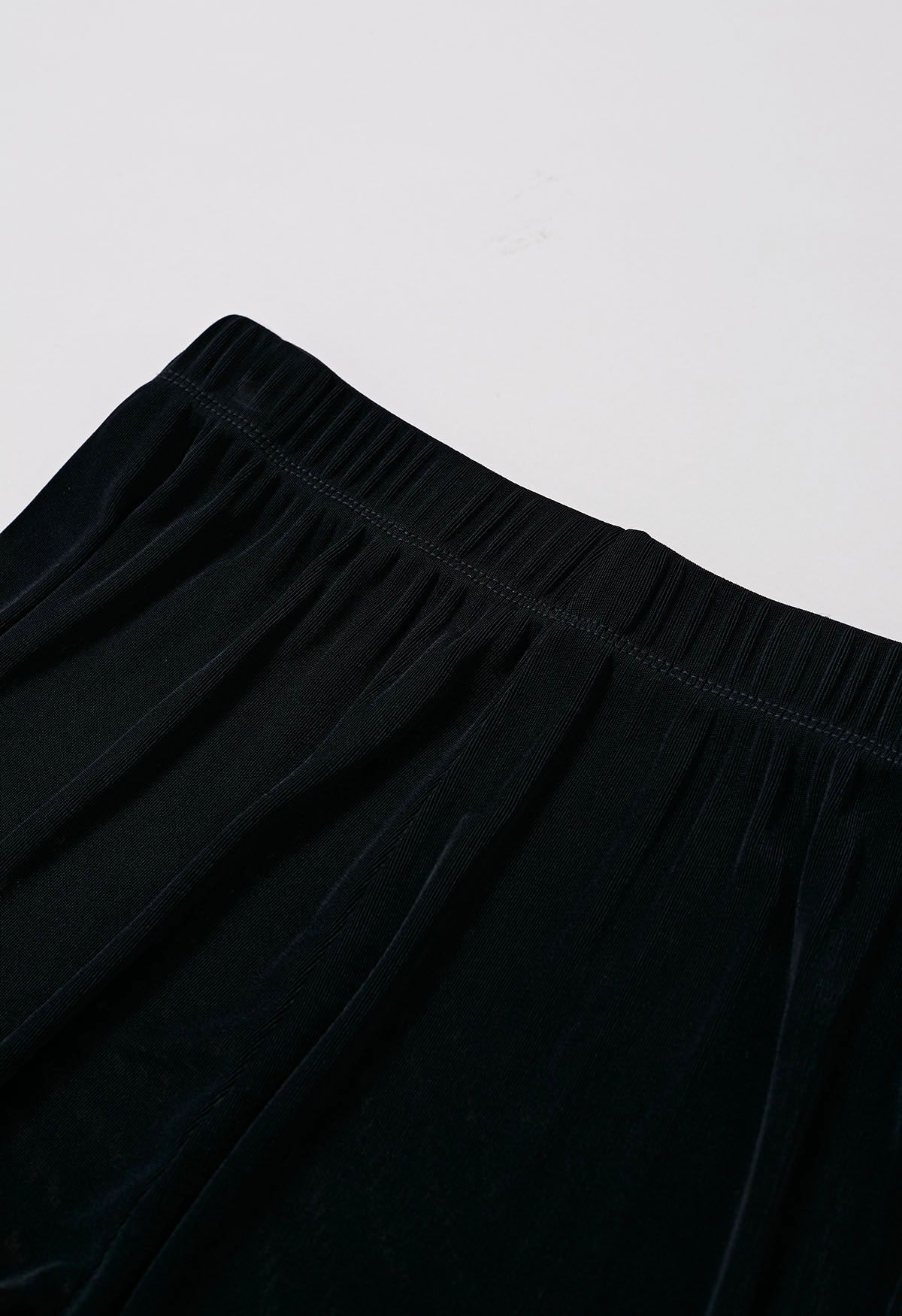 Pantalones de corte relajado con dobladillo acampanado en negro