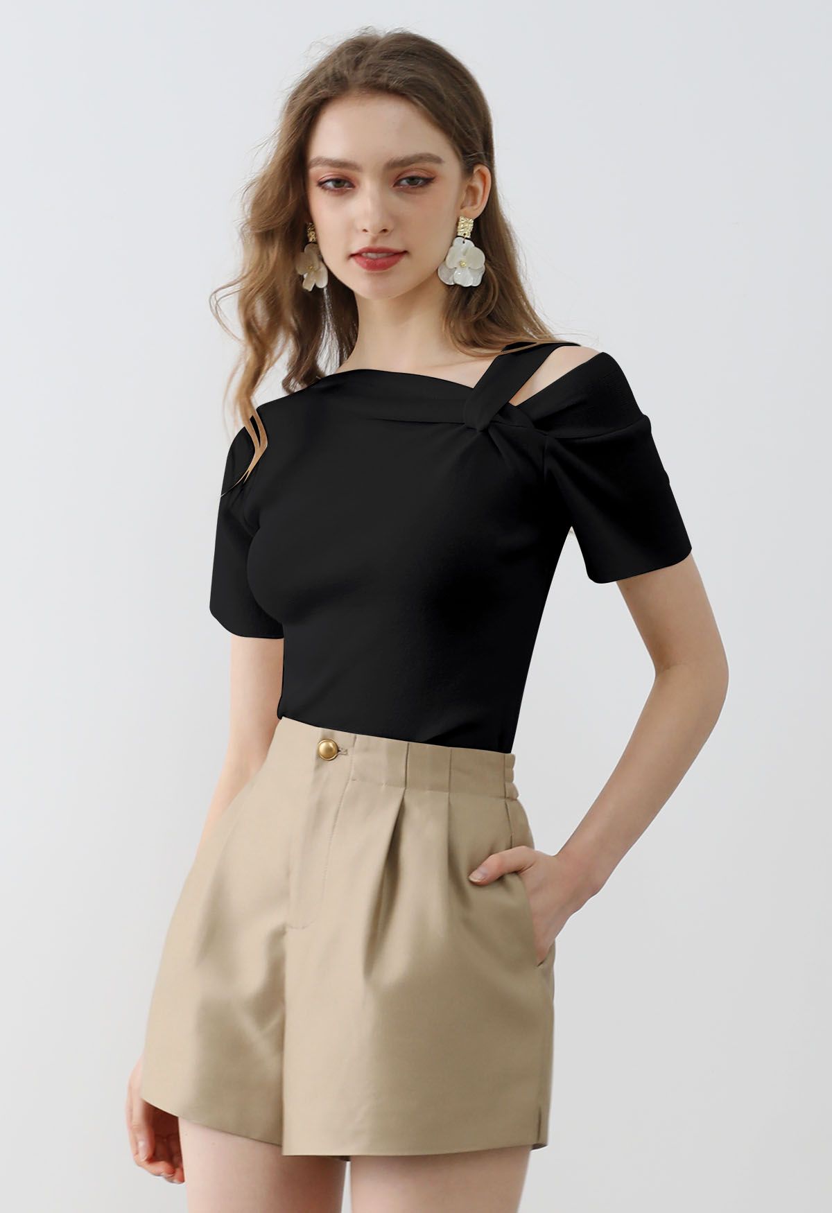 Elegante top de punto elástico con hombros anudados en negro