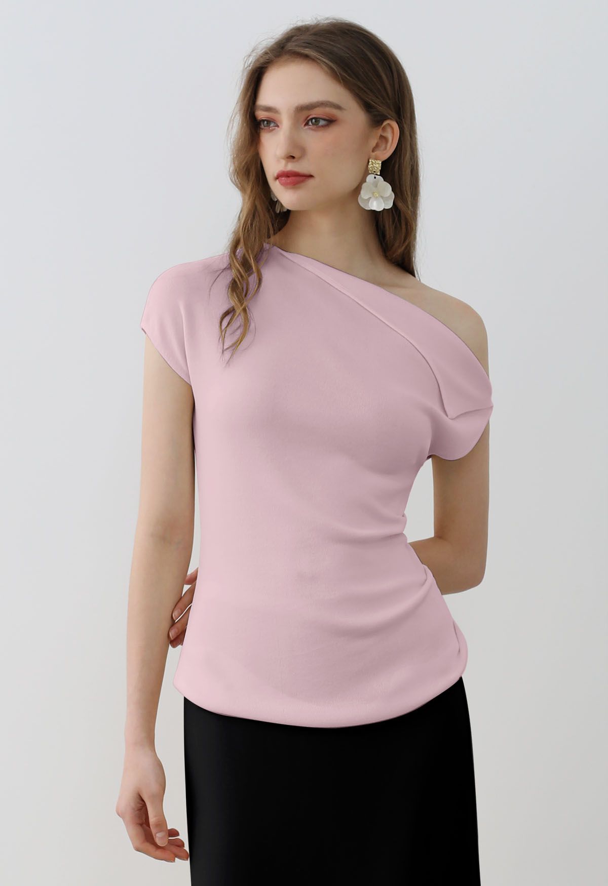 Top de punto asimétrico con cuello doblado en rosa