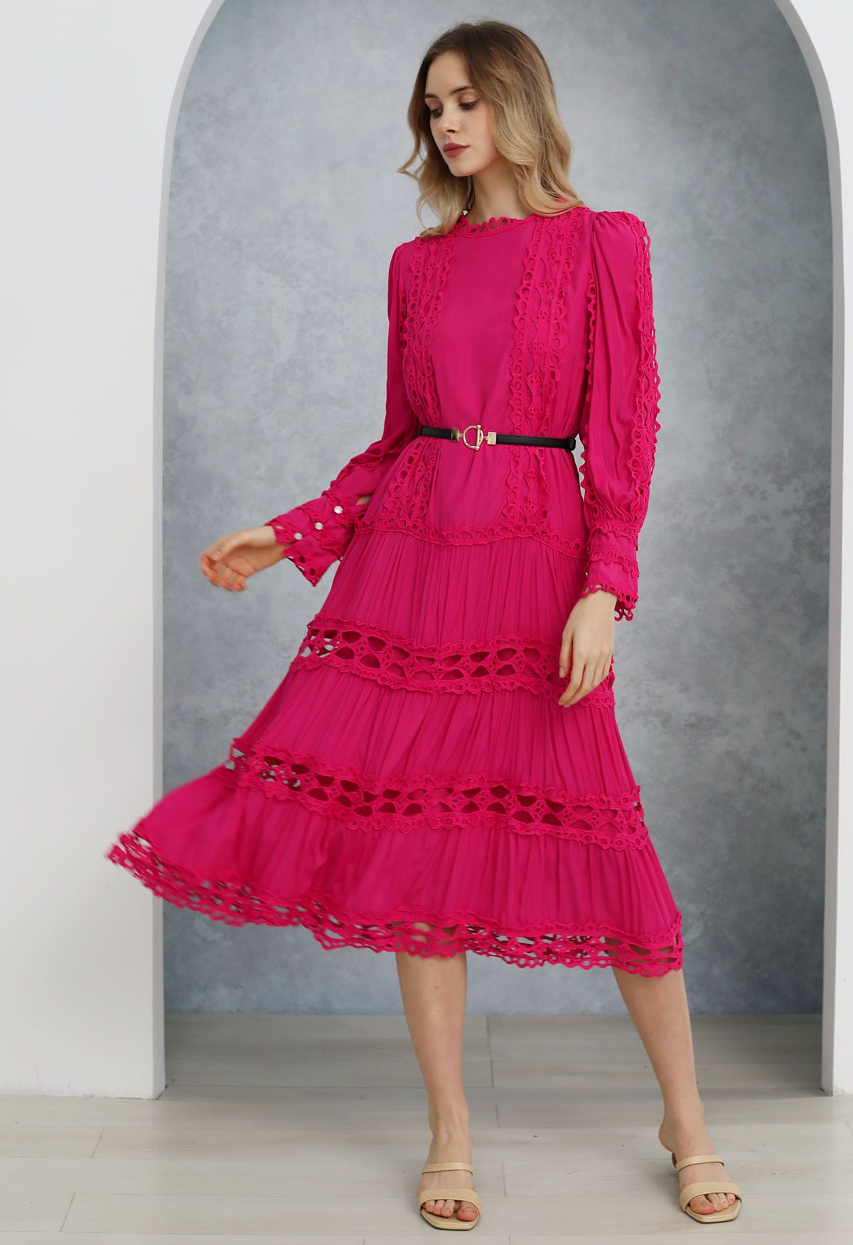 Vestido midi con mangas abullonadas y ribete de encaje calado y cinturón en magenta