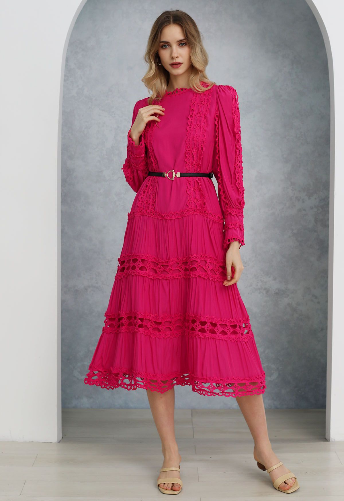 Vestido midi con mangas abullonadas y ribete de encaje calado y cinturón en magenta