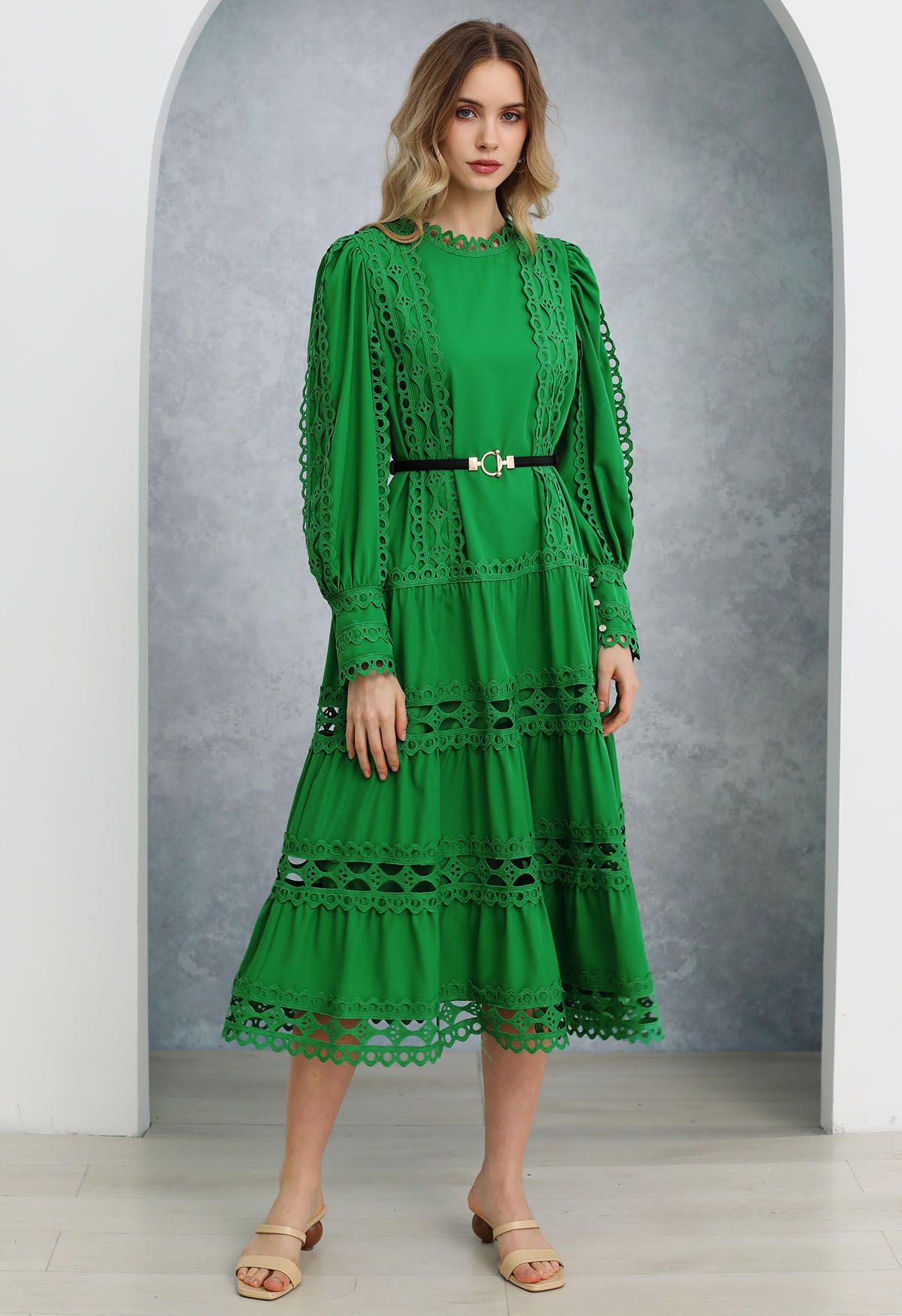 Vestido midi con mangas abullonadas y ribete de encaje calado y cinturón en verde