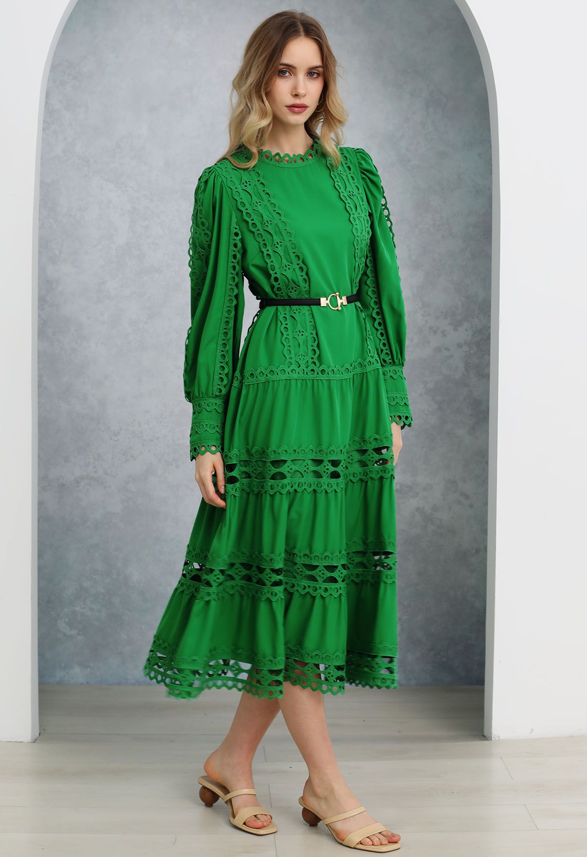 Vestido midi con mangas abullonadas y ribete de encaje calado y cinturón en verde