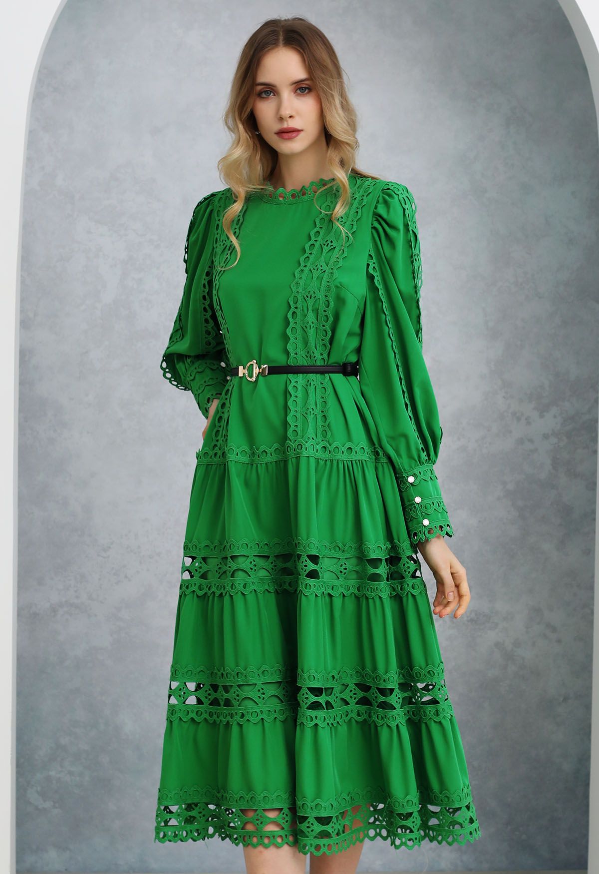 Vestido midi con mangas abullonadas y ribete de encaje calado y cinturón en verde