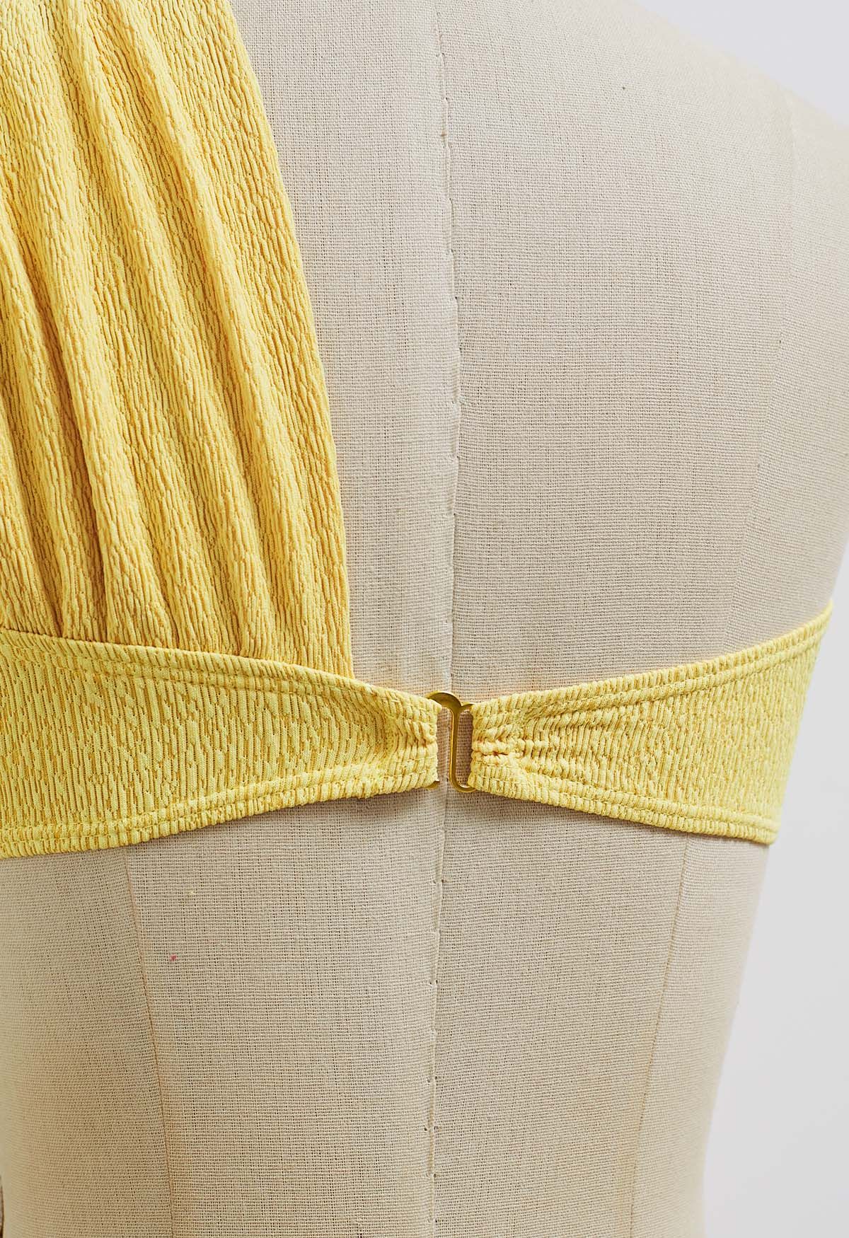 Conjunto de bikini con textura anudada de un solo hombro en amarillo