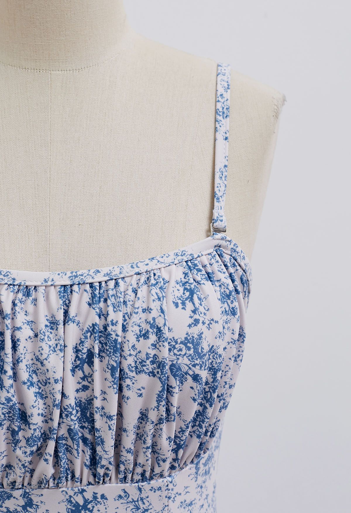 Traje de baño de una pieza con estampado de plantas azules