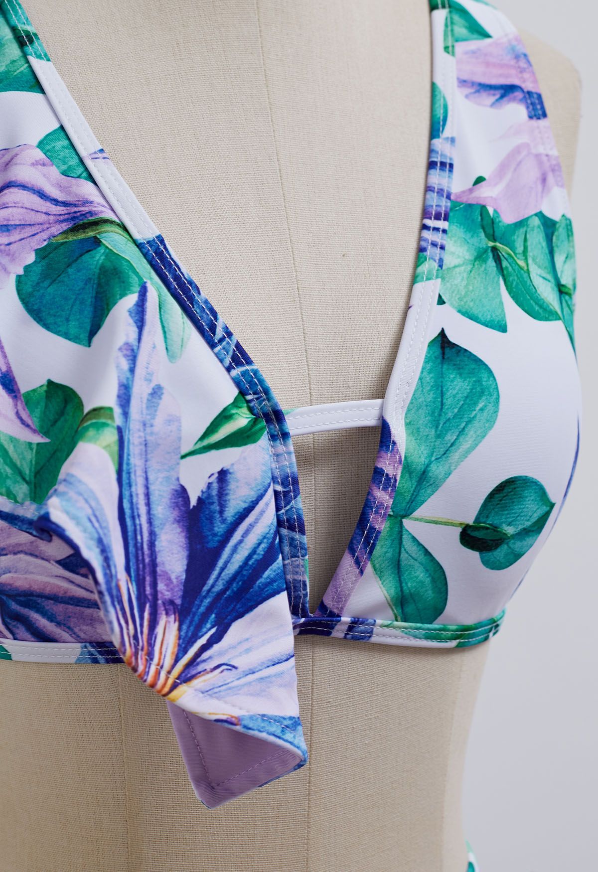 Conjunto de bikini con volantes y estampado floral morado