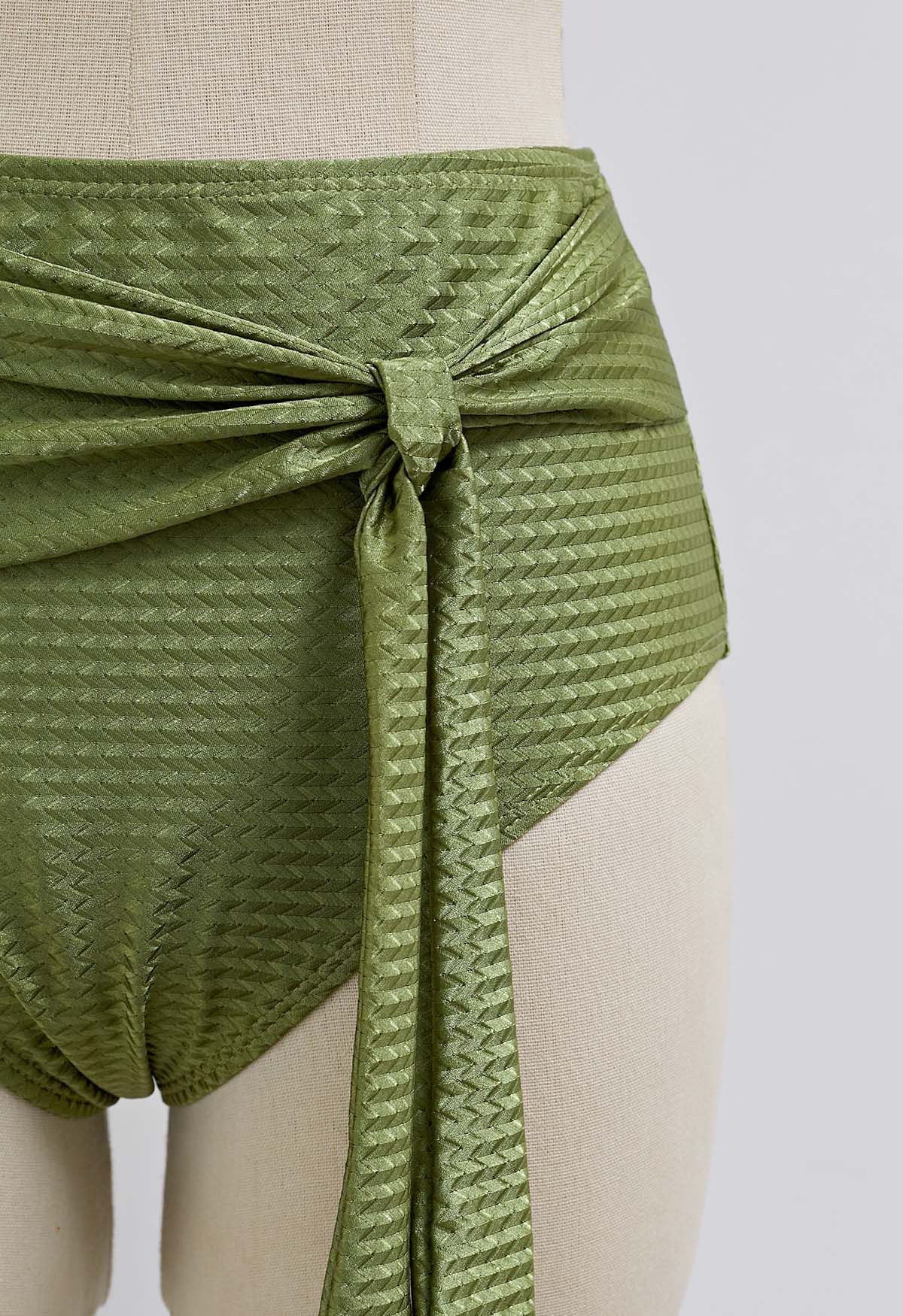 Conjunto de bikini con lazo y tirantes asimétricos con cuentas de resina en verde militar