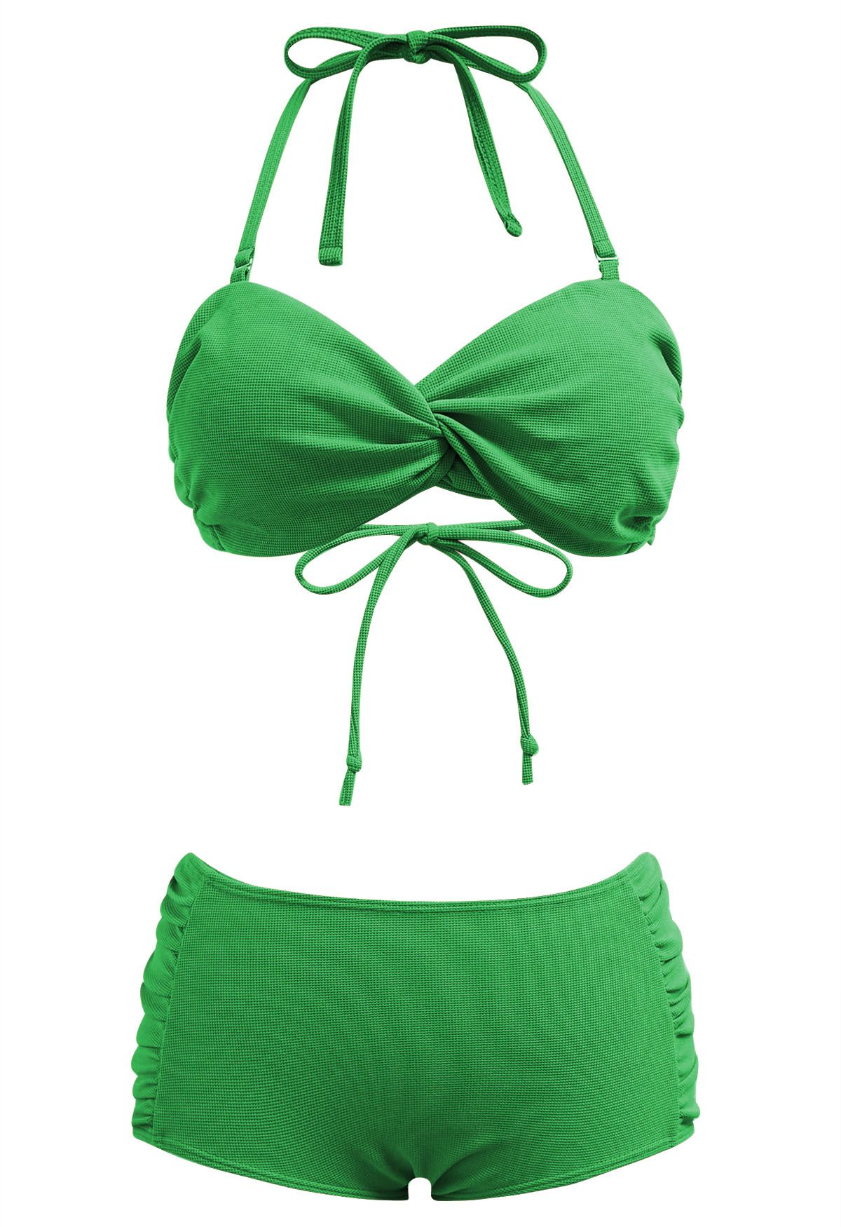 Conjunto de bikini halter con pliegues laterales y detalle retorcido en verde