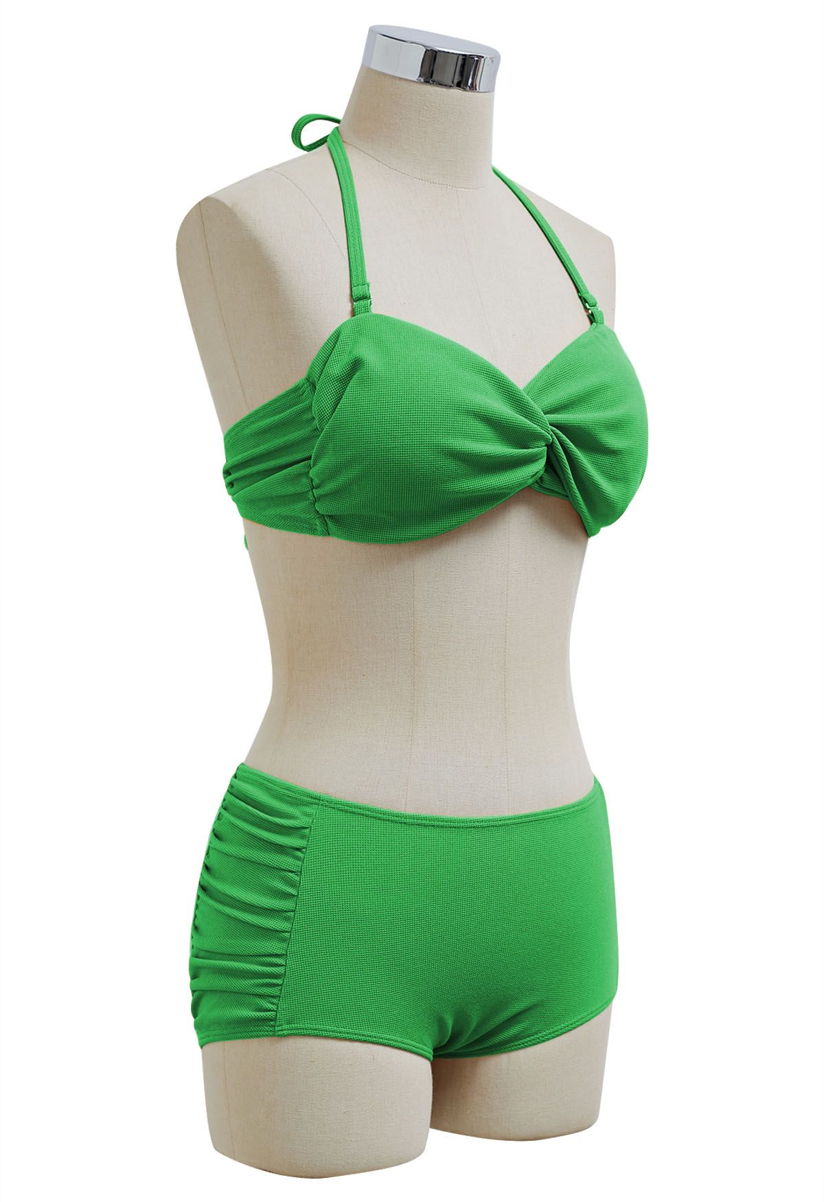 Conjunto de bikini halter con pliegues laterales y detalle retorcido en verde