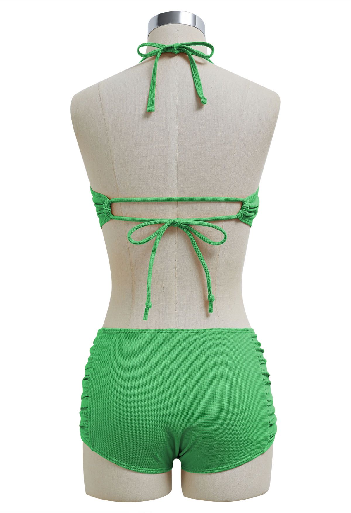 Conjunto de bikini halter con pliegues laterales y detalle retorcido en verde