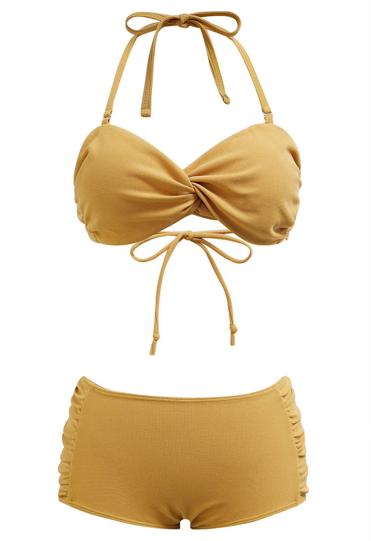 Conjunto de bikini halter con pliegues laterales y detalle retorcido en color mostaza