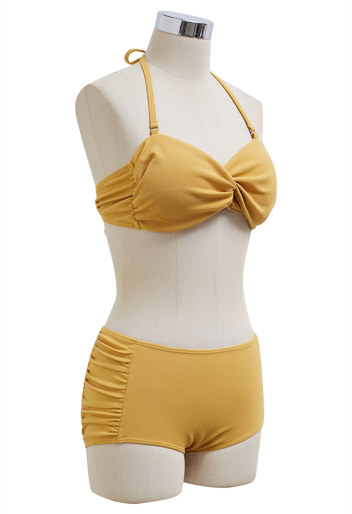 Conjunto de bikini halter con pliegues laterales y detalle retorcido en color mostaza