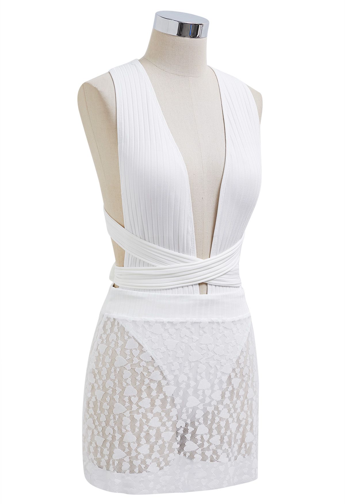 Conjunto de traje de baño anudado con textura de rayas y minifalda en blanco