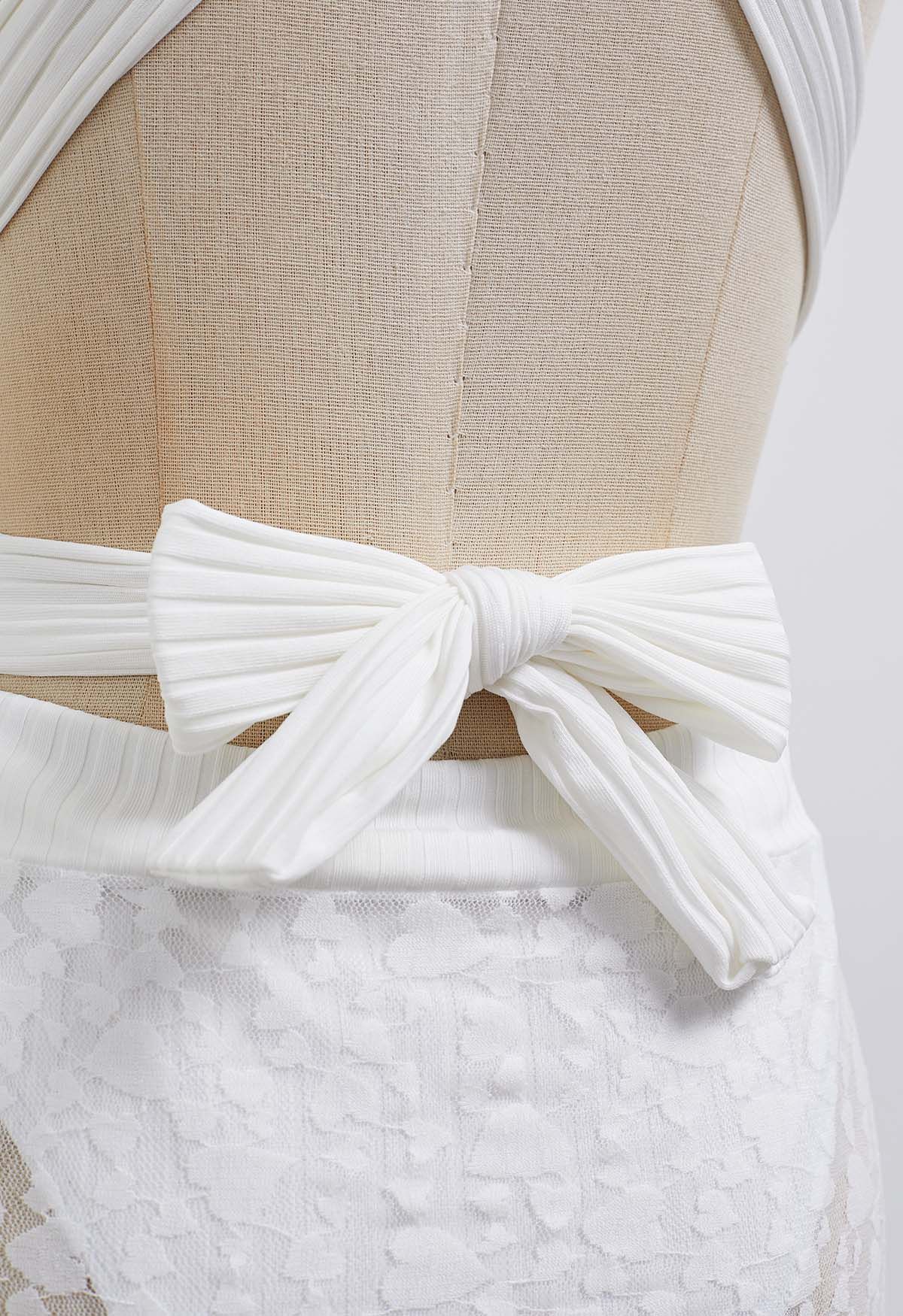 Conjunto de traje de baño anudado con textura de rayas y minifalda en blanco