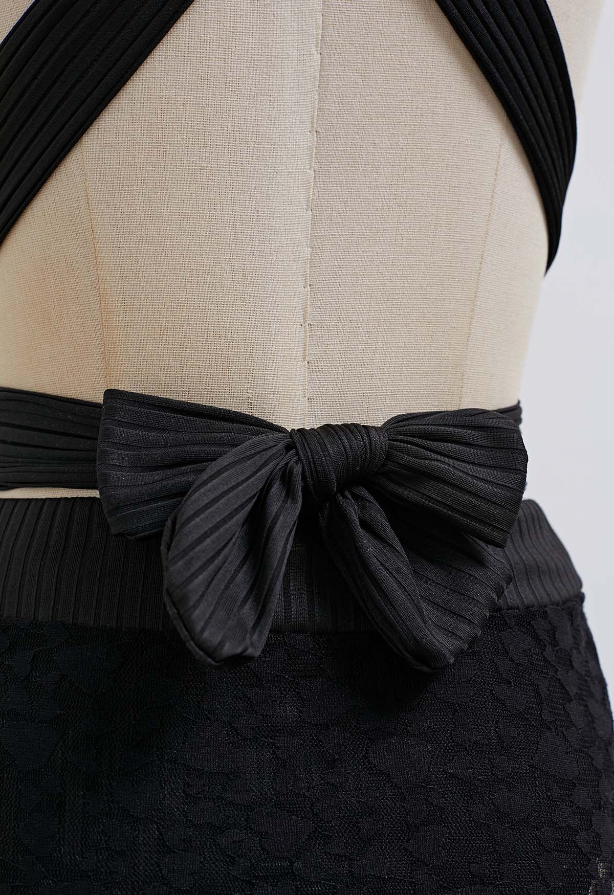 Conjunto de traje de baño anudado con textura de rayas y minifalda en negro