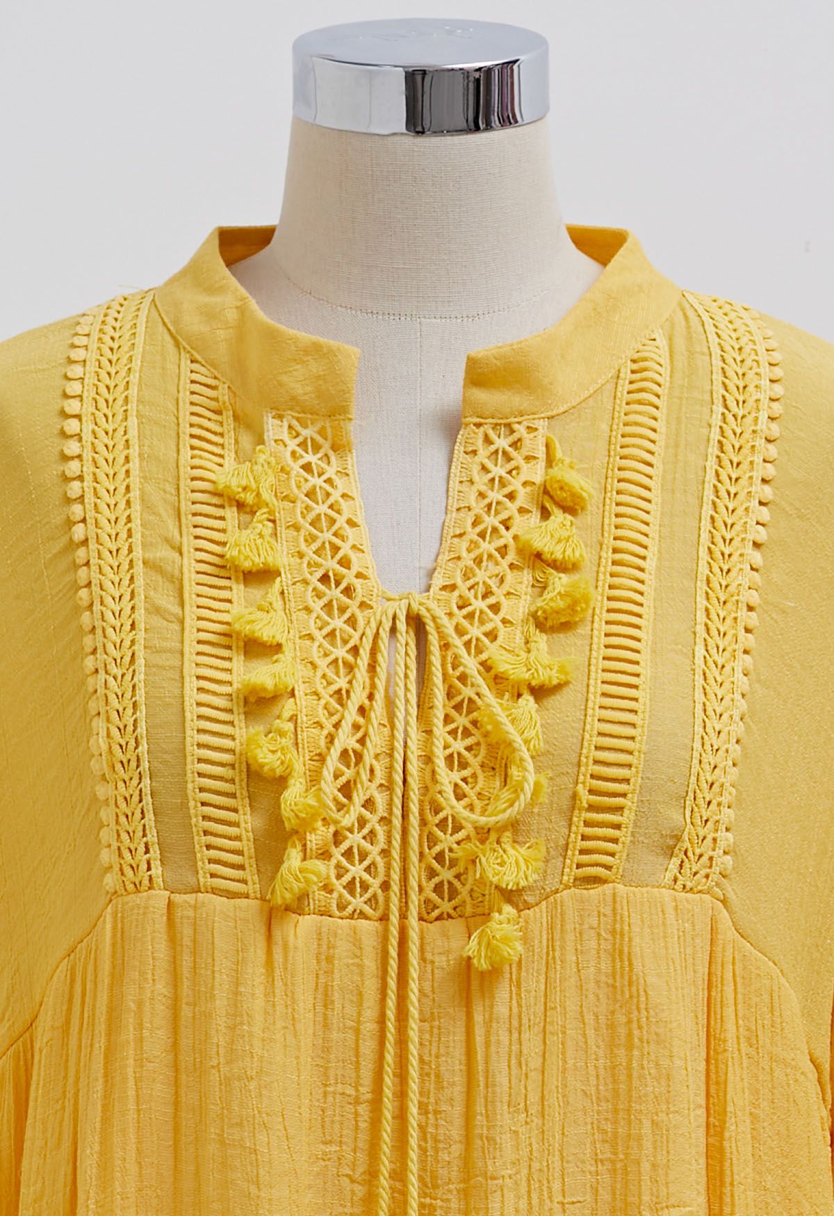 Vestido Dolly con ribete de borlas y encaje calado en amarillo