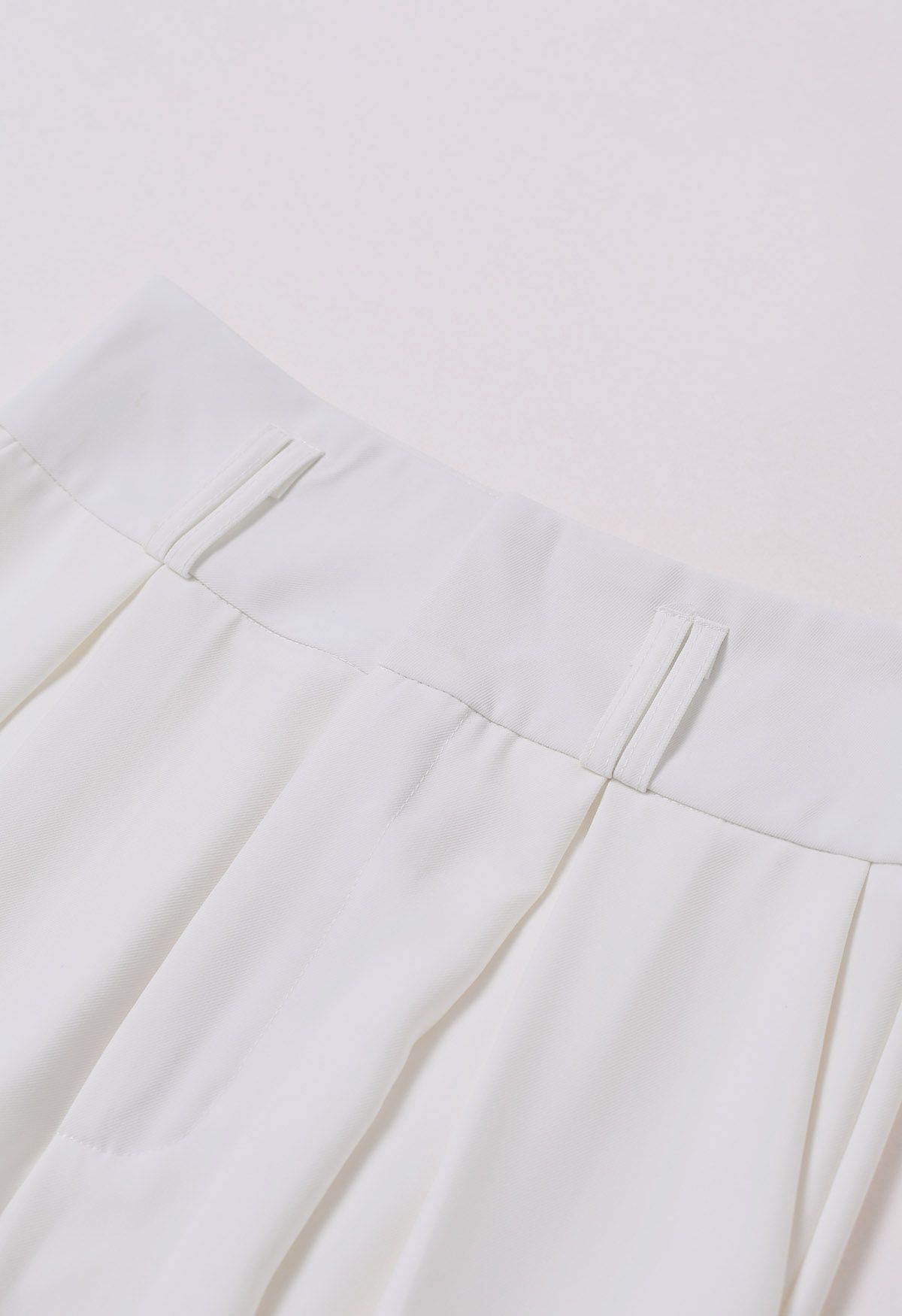 Pantalones plisados de pierna ancha con bolsillo lateral en blanco