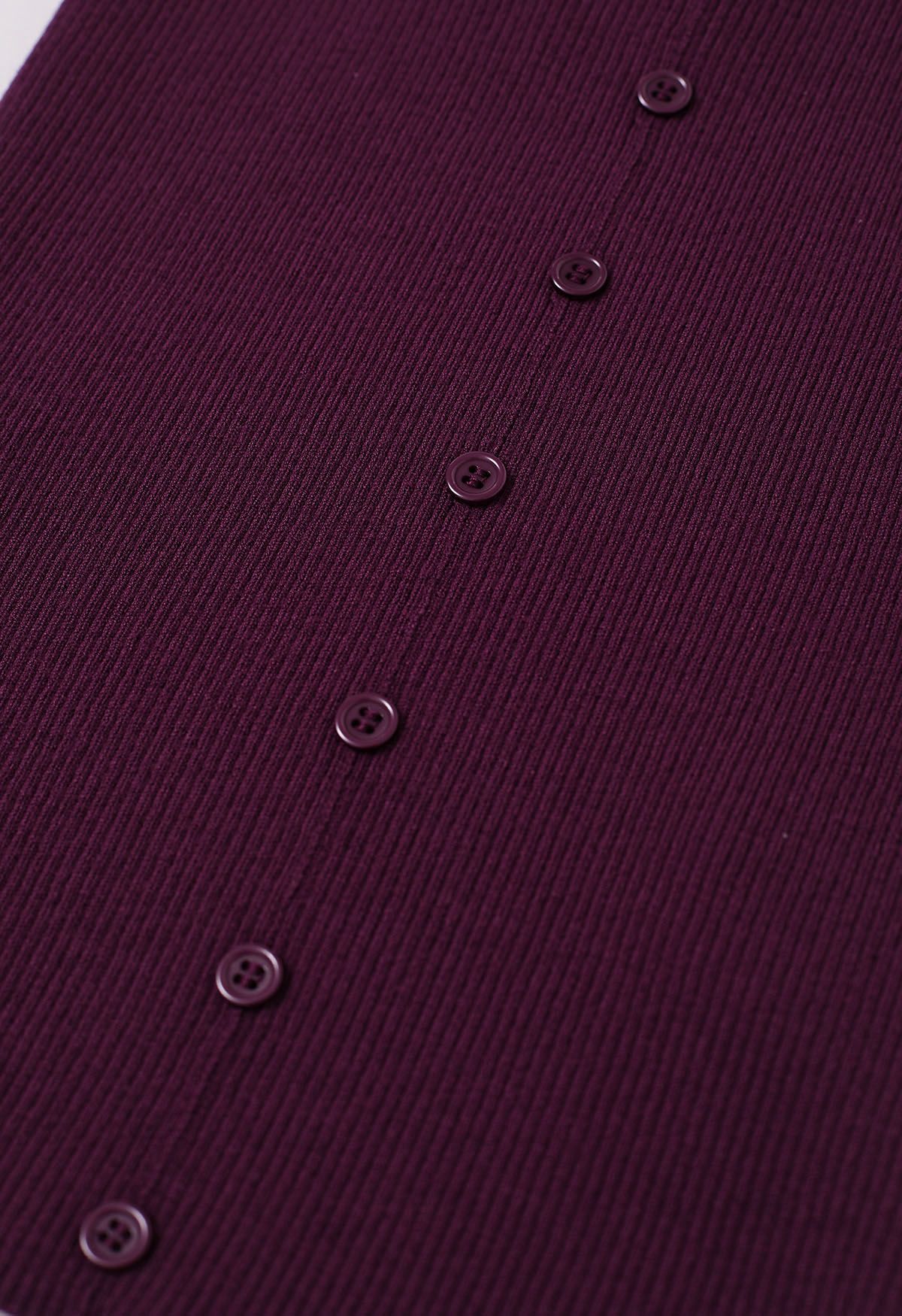 Top sin mangas de punto acanalado decorado con botones en morado