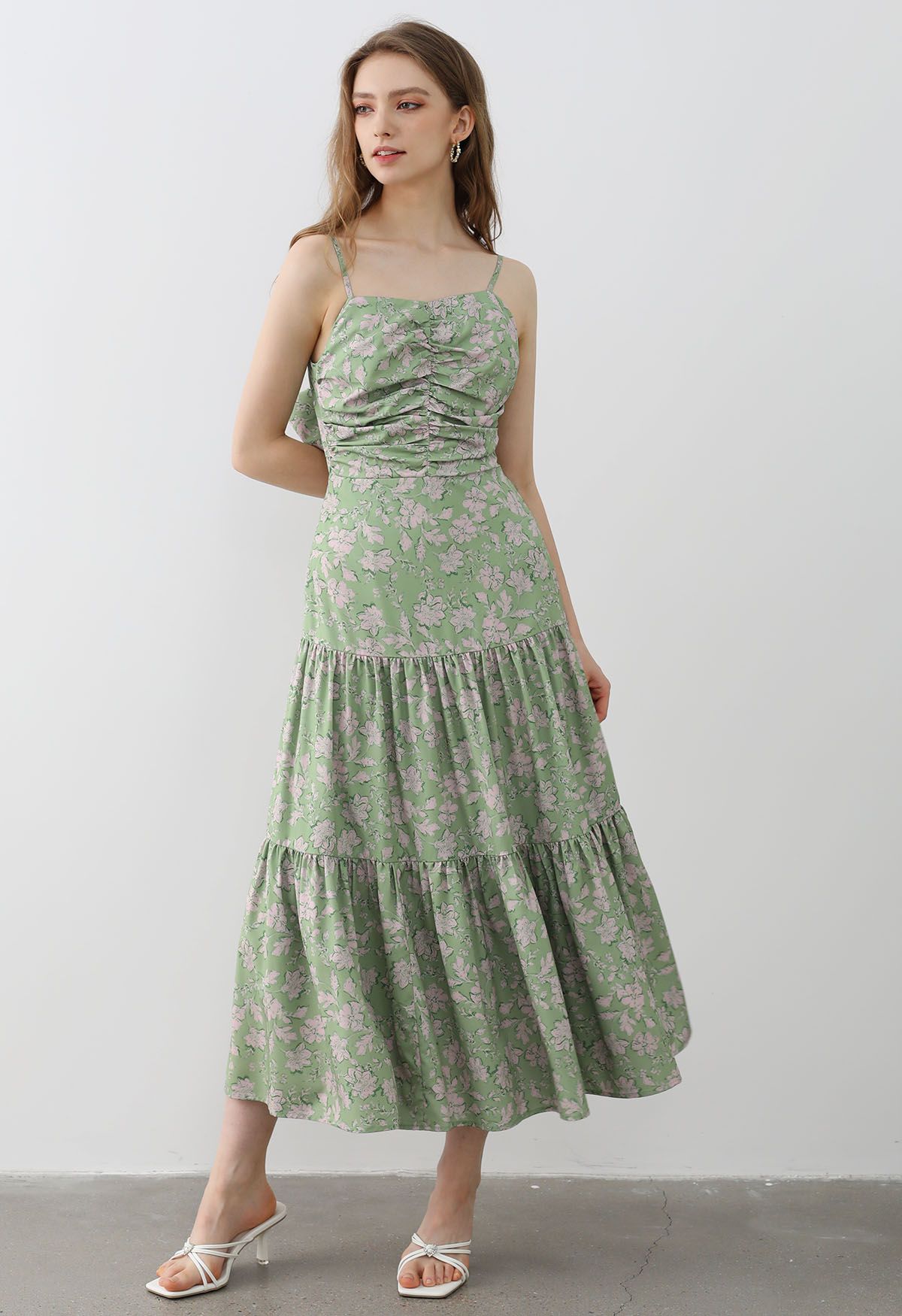 Vestido camisero con estampado floral y lazo en la espalda en verde