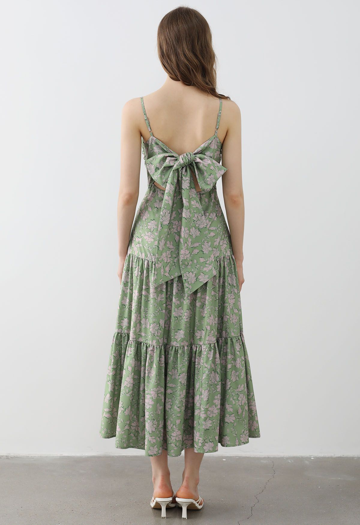 Vestido camisero con estampado floral y lazo en la espalda en verde