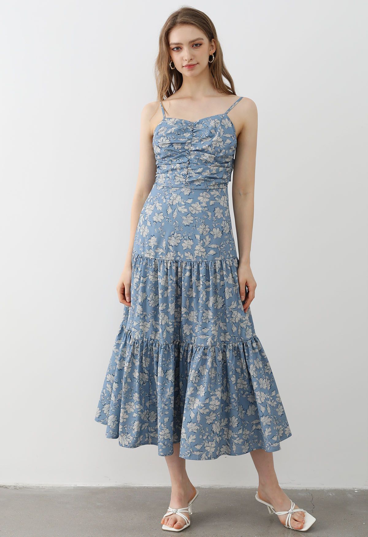 Vestido camisero con estampado floral y espalda con lazo en azul