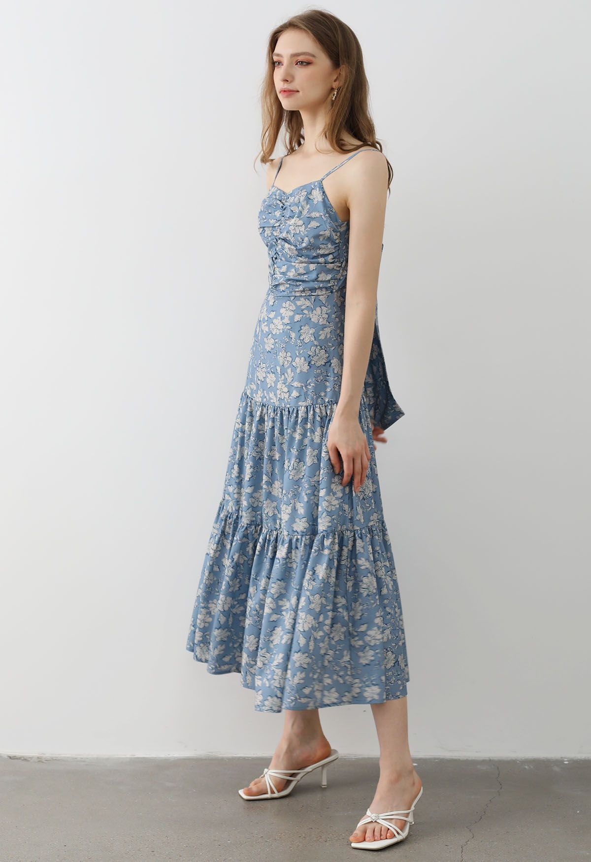 Vestido camisero con estampado floral y espalda con lazo en azul