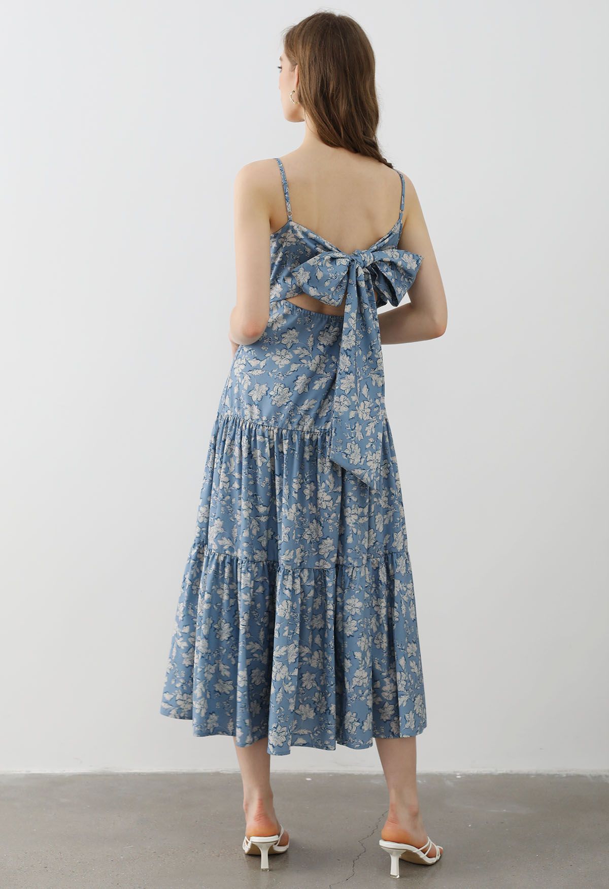 Vestido camisero con estampado floral y espalda con lazo en azul