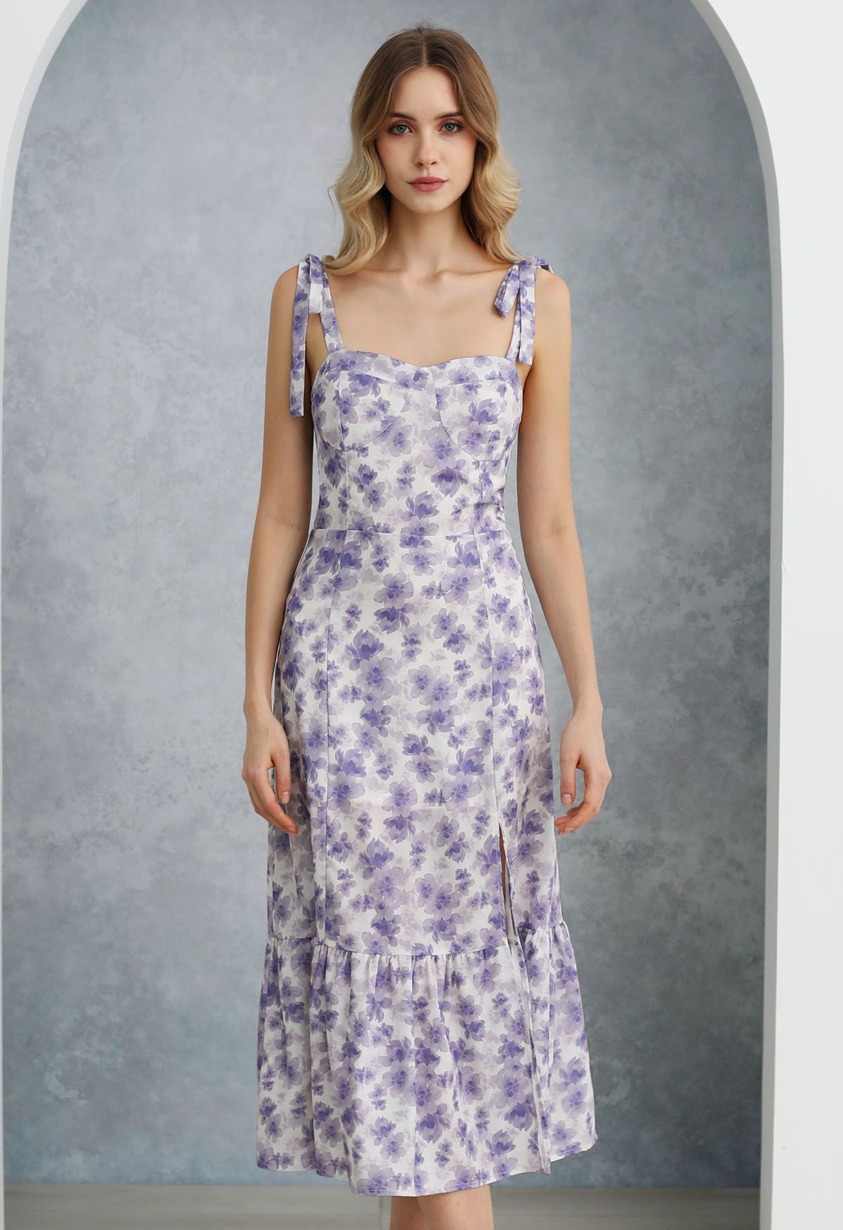 Vestido midi floral con abertura y lazo en los hombros en morado