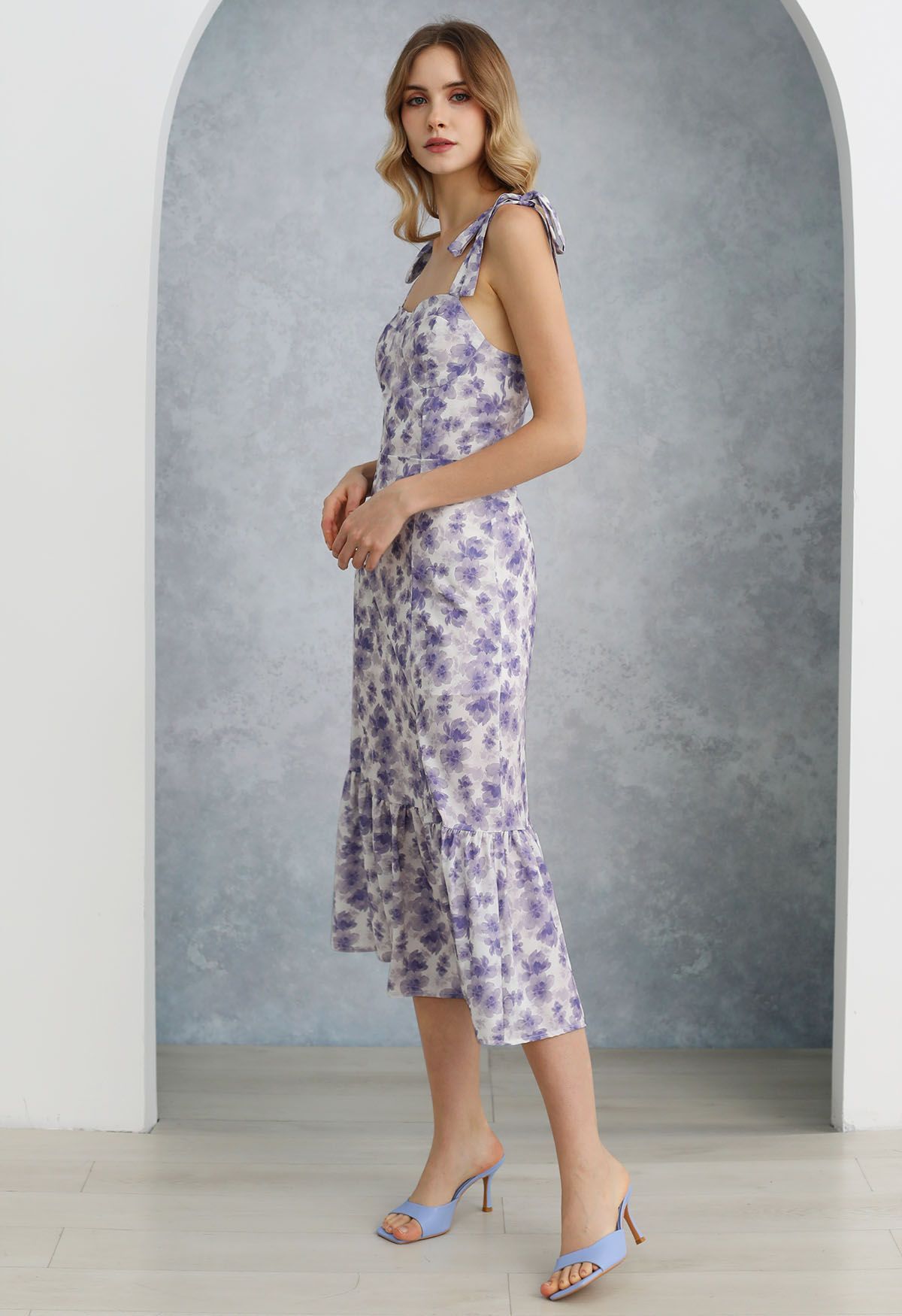 Vestido midi floral con abertura y lazo en los hombros en morado