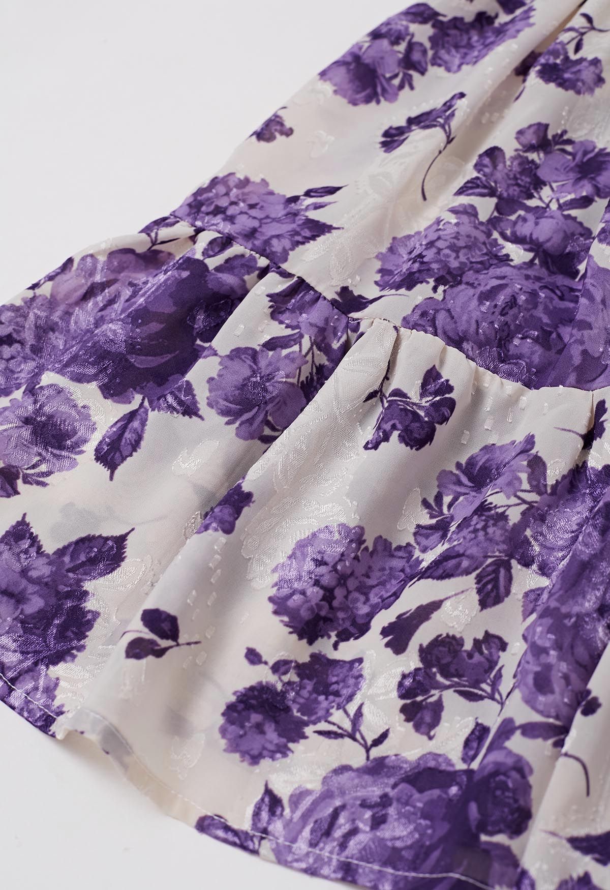 Vestido cruzado con volantes de jacquard floral morado