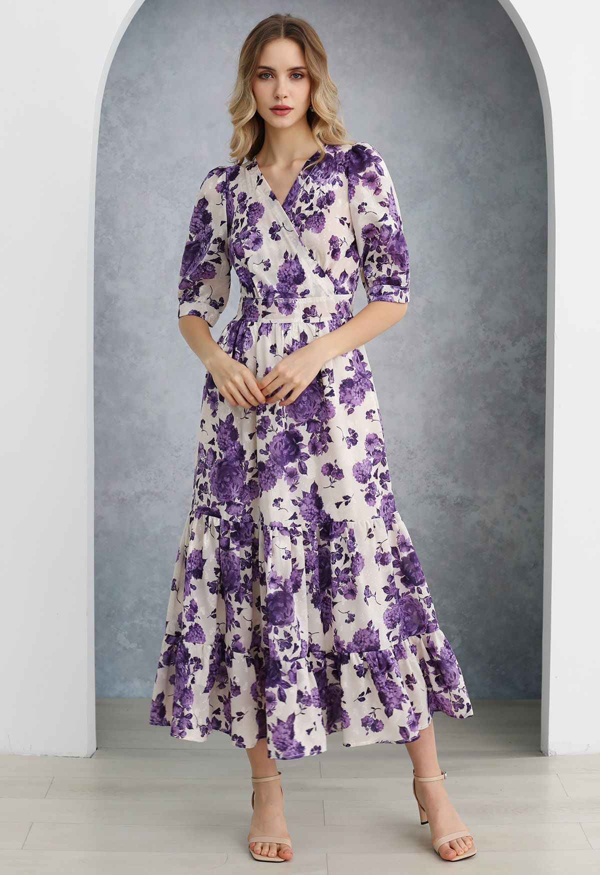 Vestido cruzado con volantes de jacquard floral morado