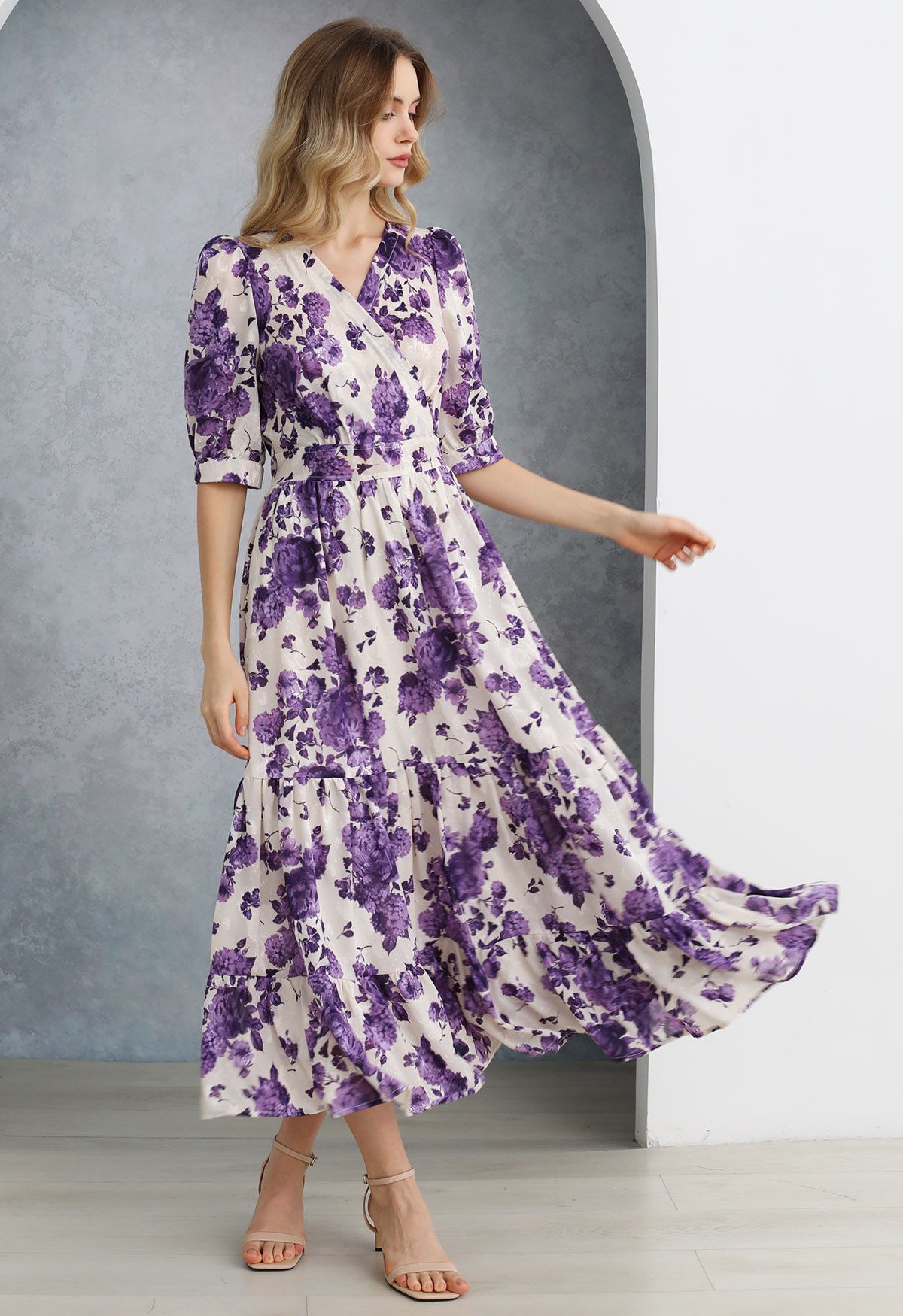 Vestido cruzado con volantes de jacquard floral morado