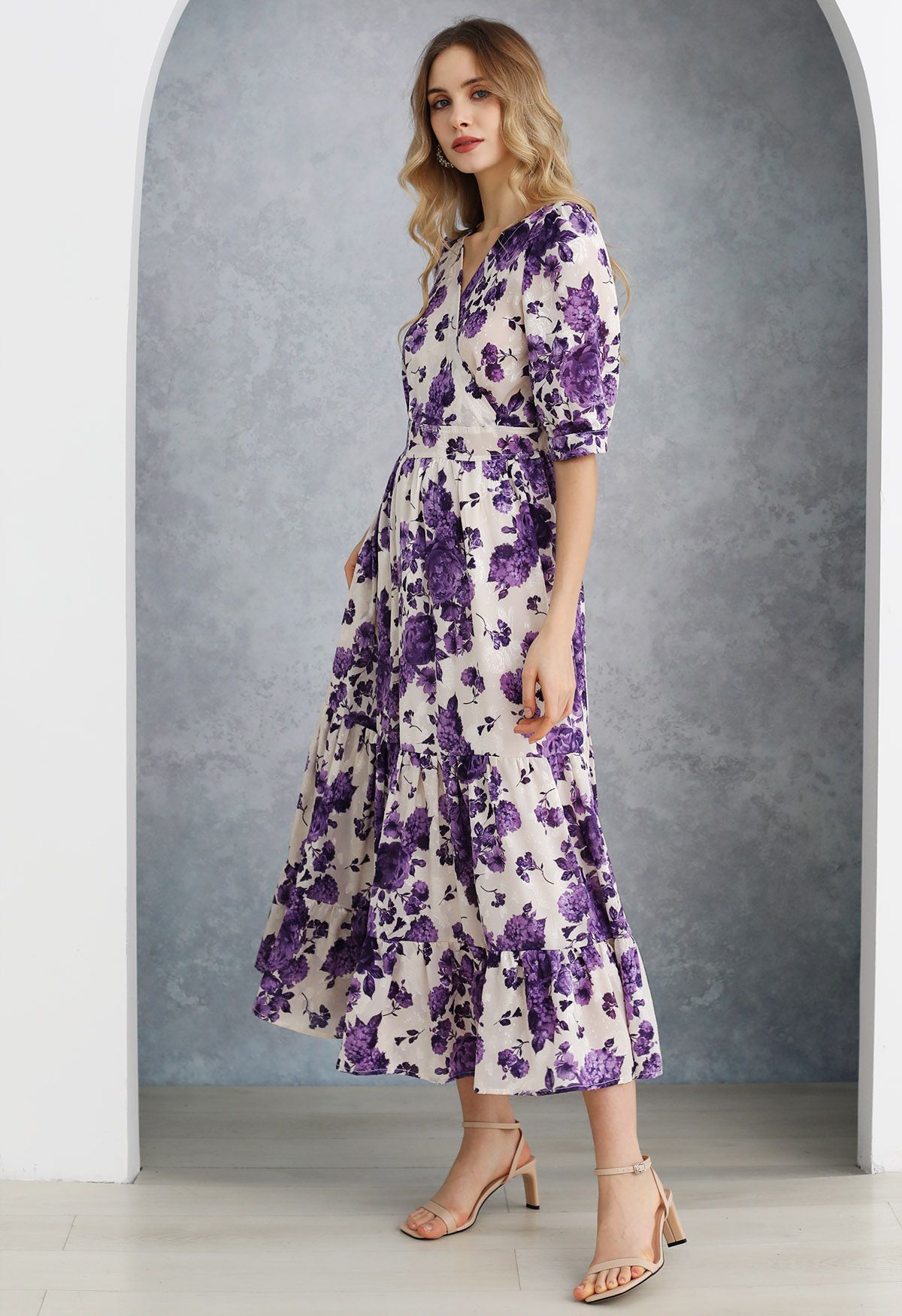 Vestido cruzado con volantes de jacquard floral morado