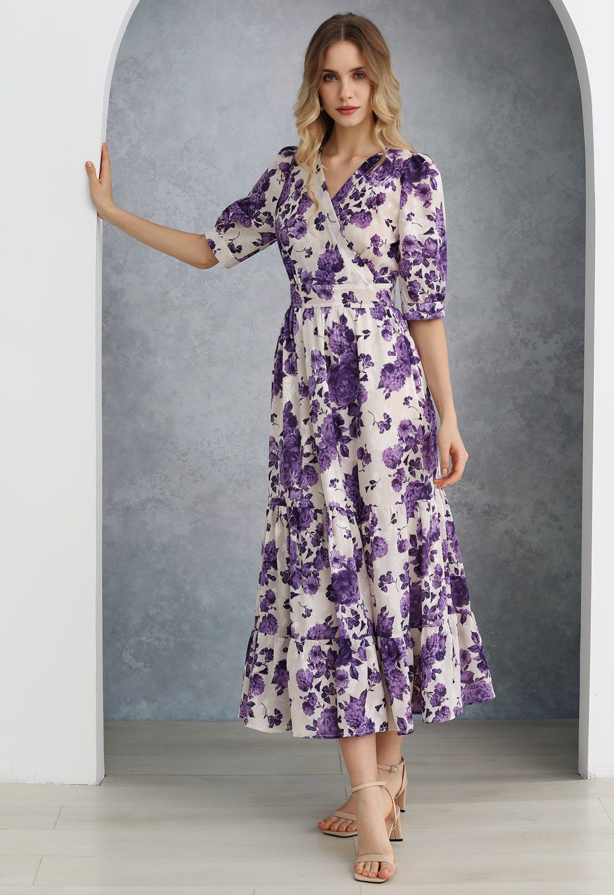 Vestido cruzado con volantes de jacquard floral morado