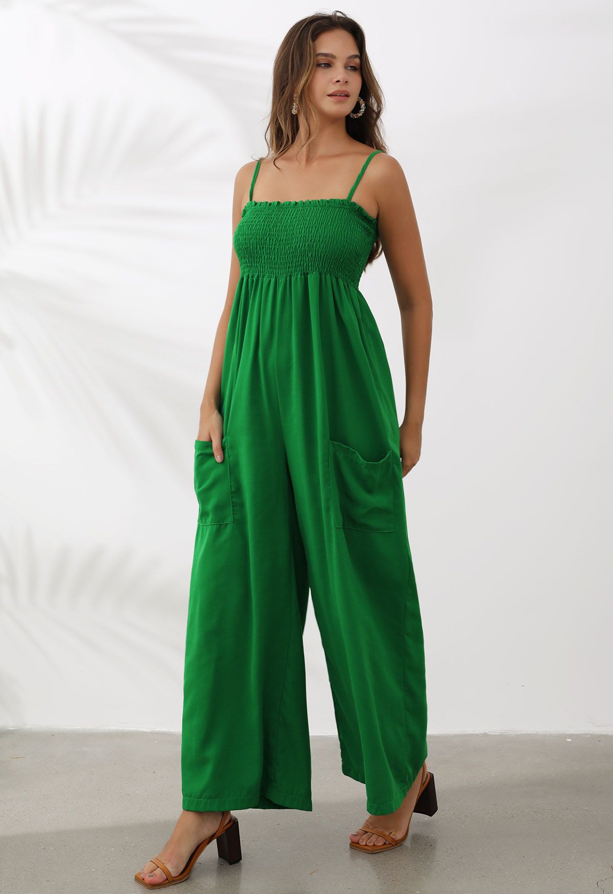 Mono camisola de pernera ancha y bolsillo de parche elegante en verde