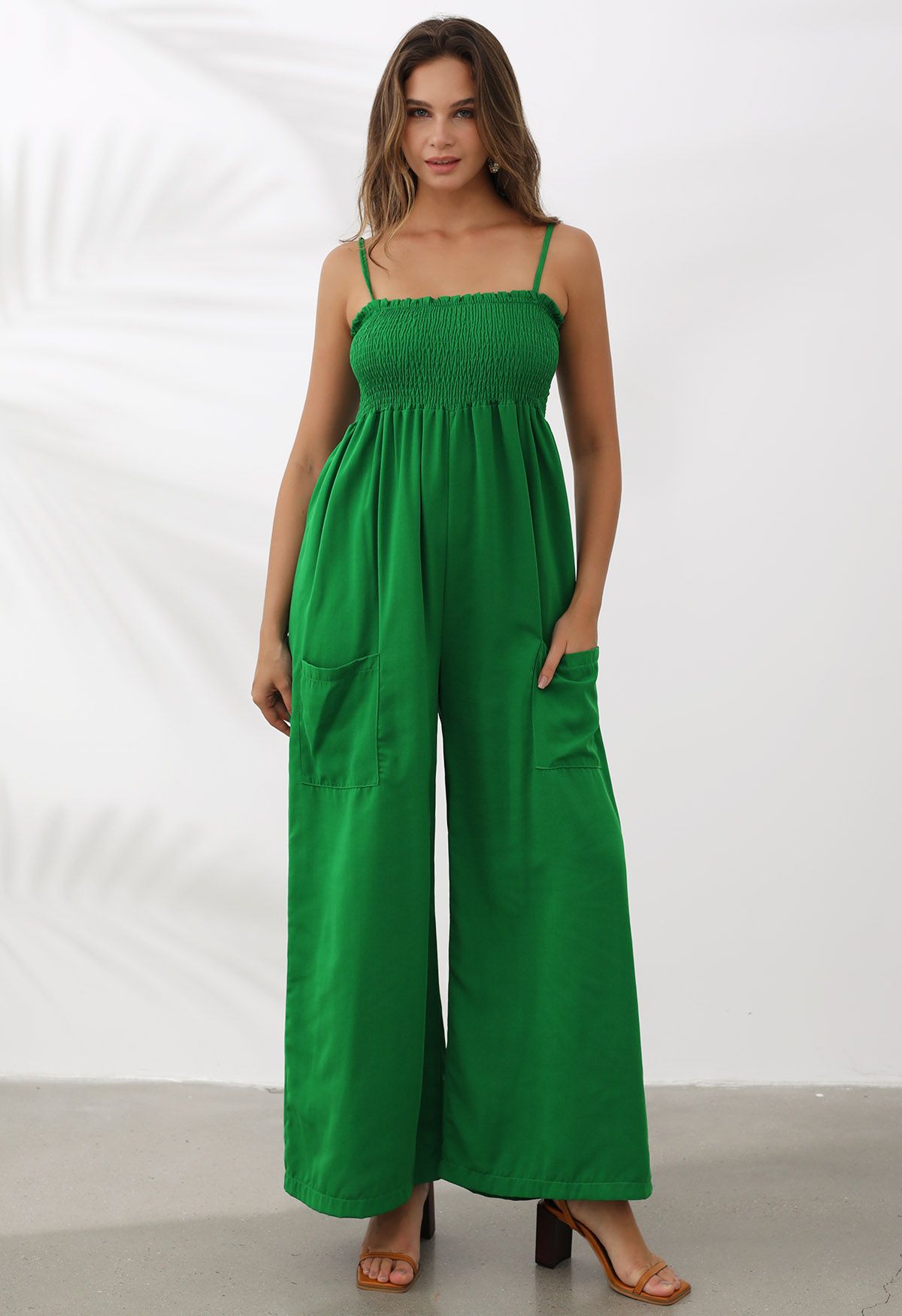 Mono camisola de pernera ancha y bolsillo de parche elegante en verde