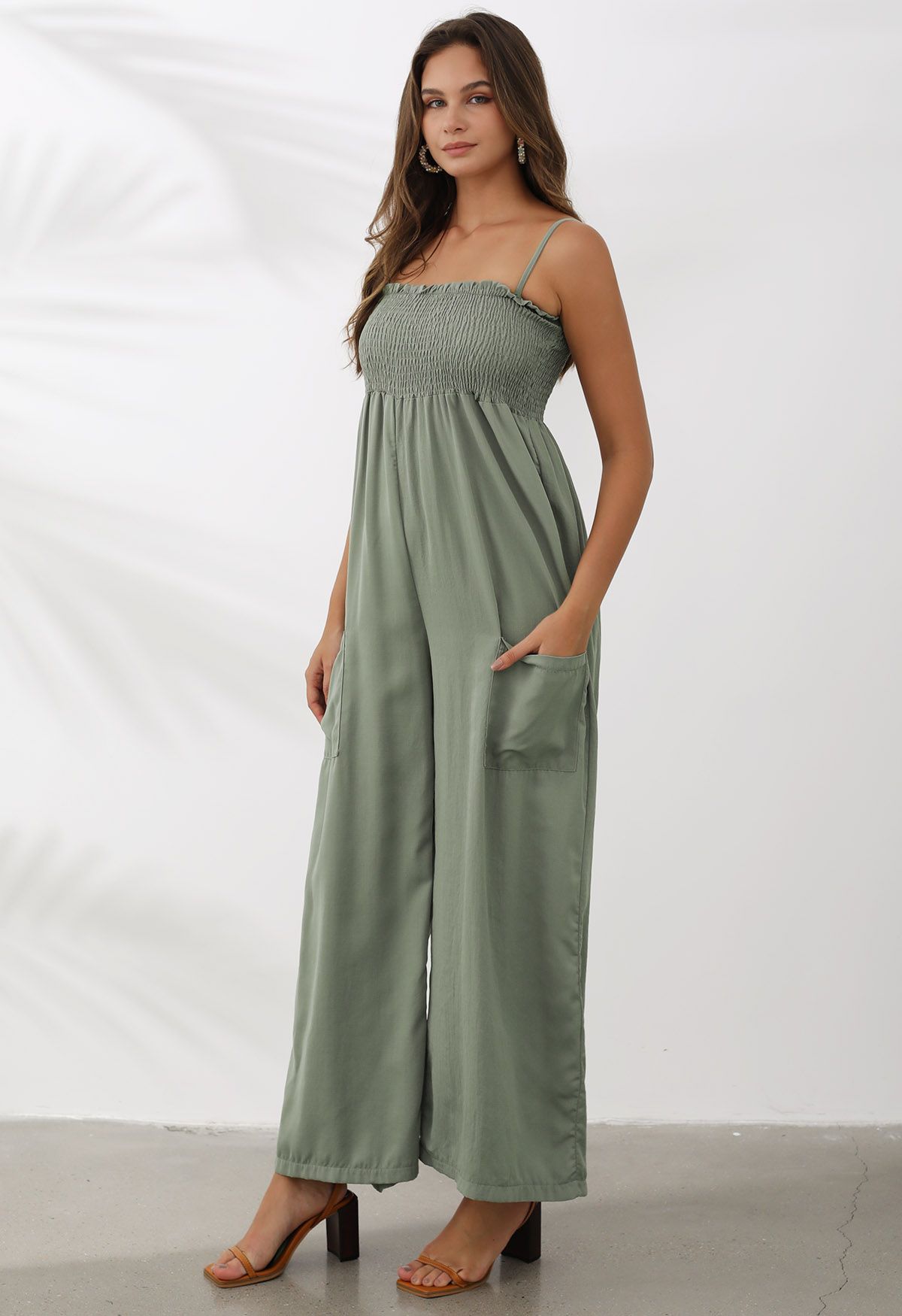 Elegante mono camisero de pernera ancha con bolsillo de parche en verde guisante