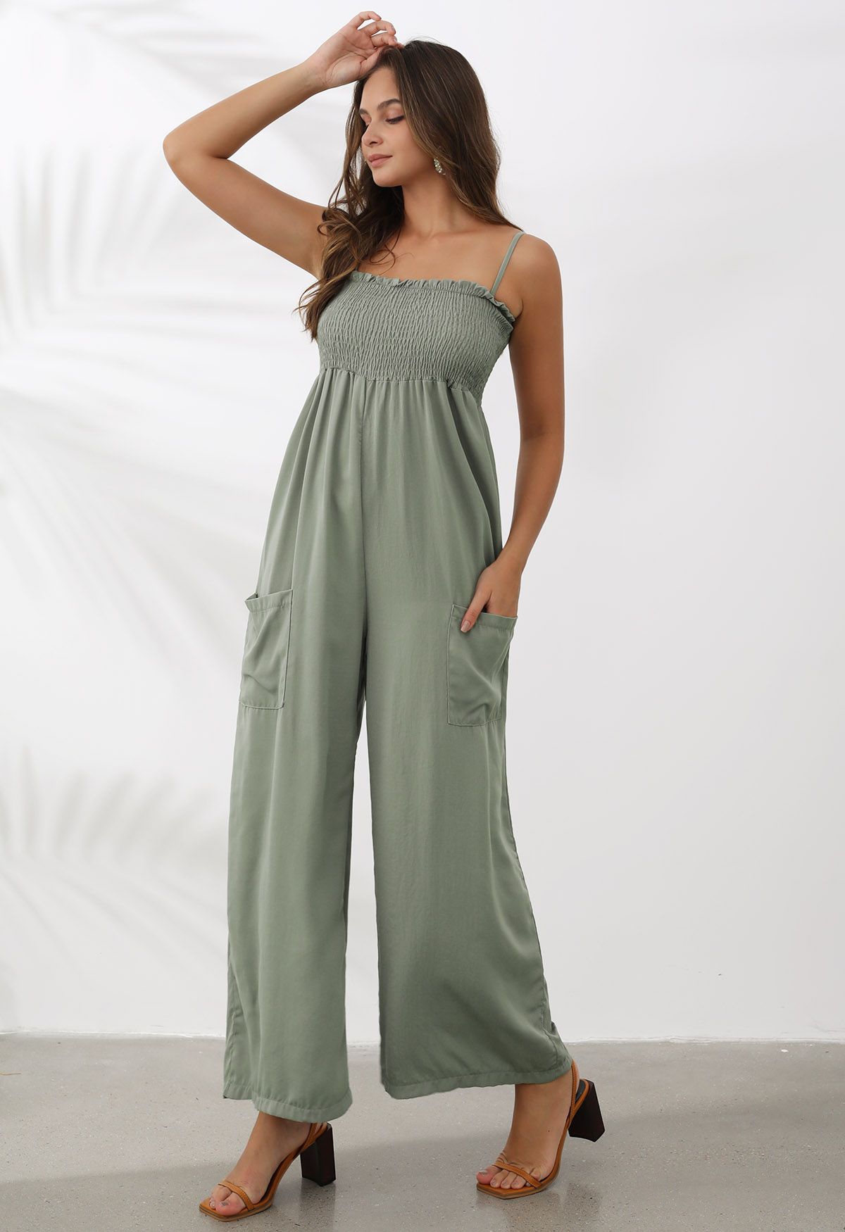 Elegante mono camisero de pernera ancha con bolsillo de parche en verde guisante